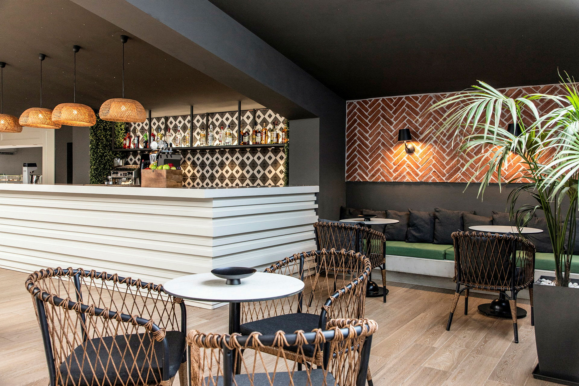 Moderne bar og lounge med stilren innredning og flettet møbler. (AI-generert tekst)