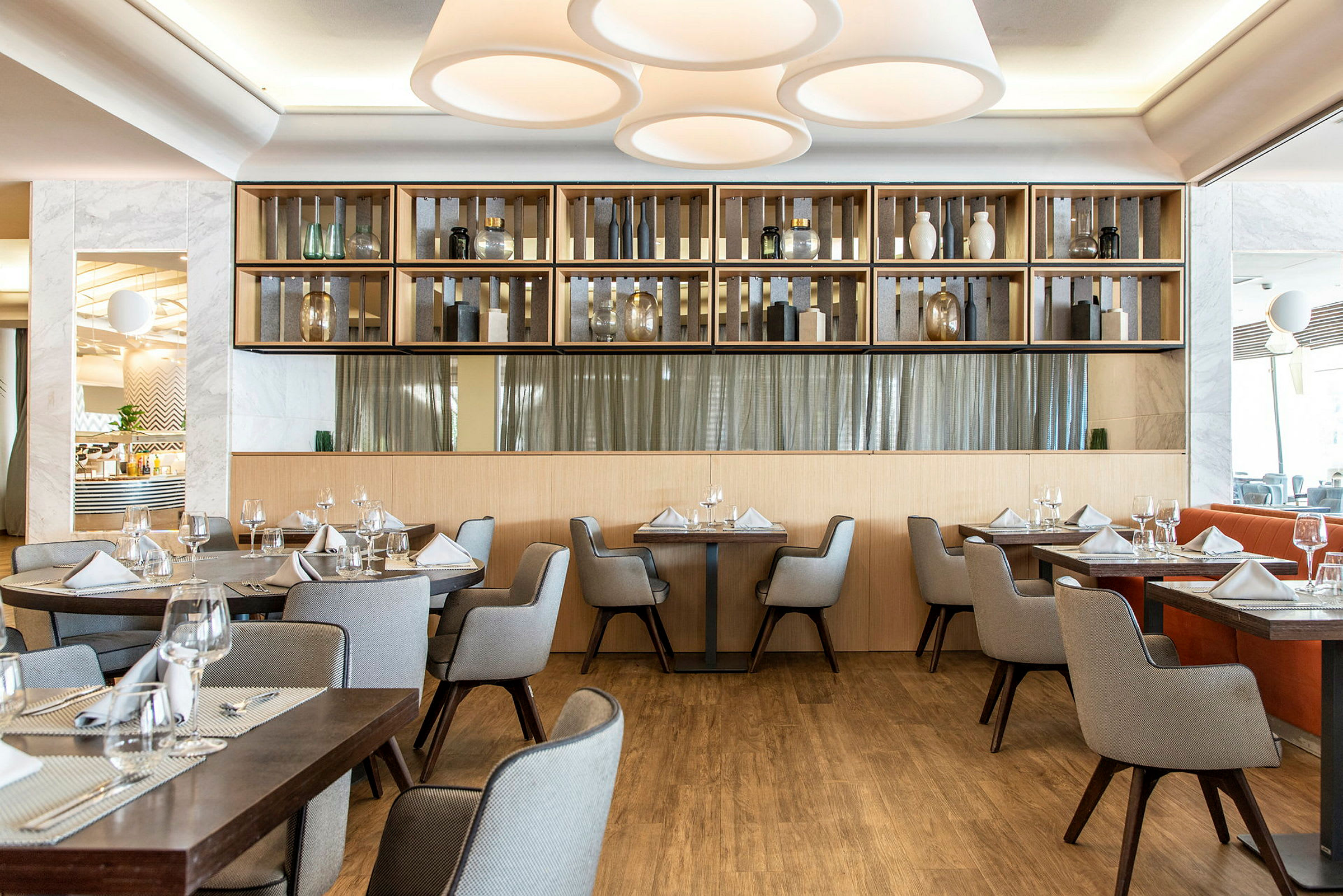 Interiør av en elegant restaurant med oppdekkede bord og moderne innredning. (AI-generert tekst)