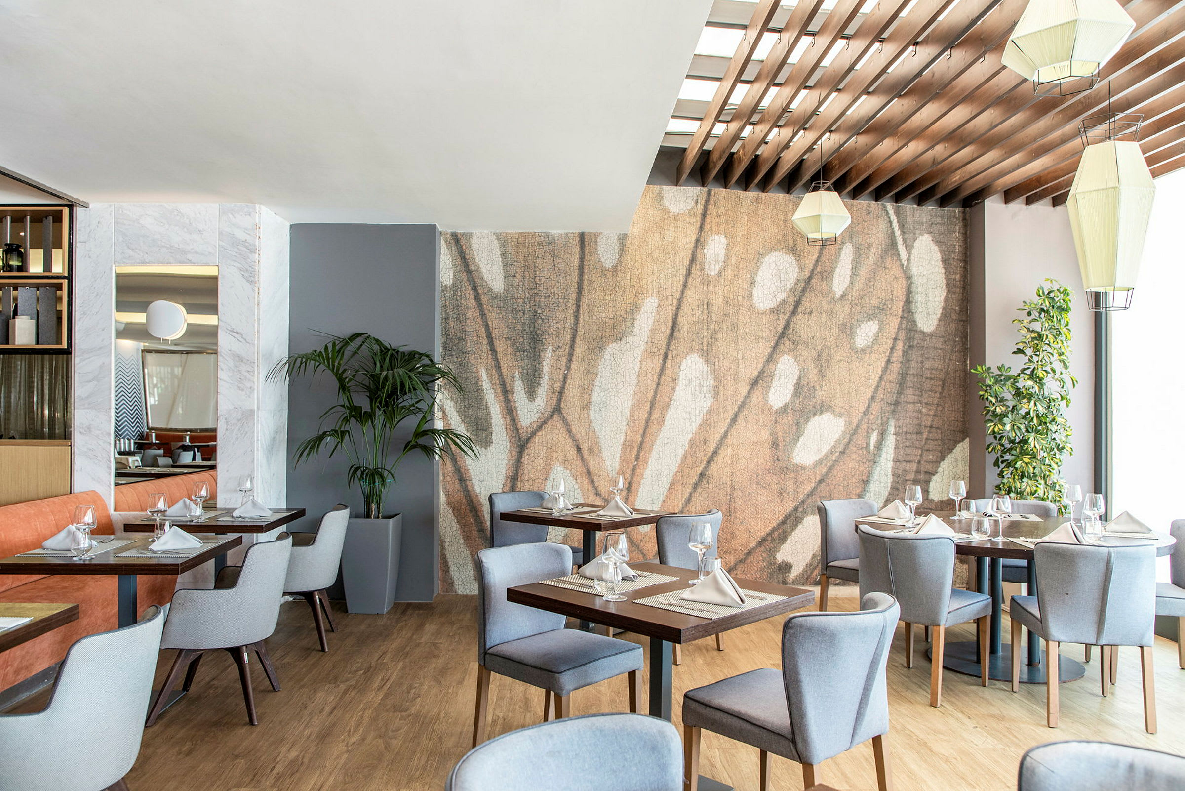 Restaurant med elegant interiør, inkludert blomstrete mønstre og moderne møbler. (AI-generert tekst)