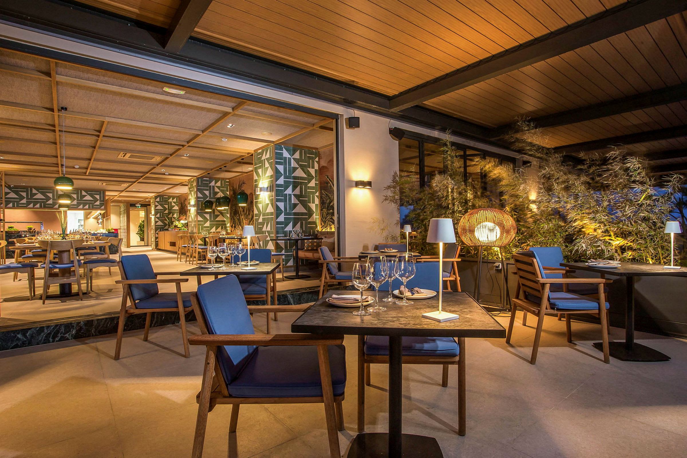 Bilde av en moderne restaurant med elegant design, inkludert dekkede bord og stoler. (AI-generert tekst)