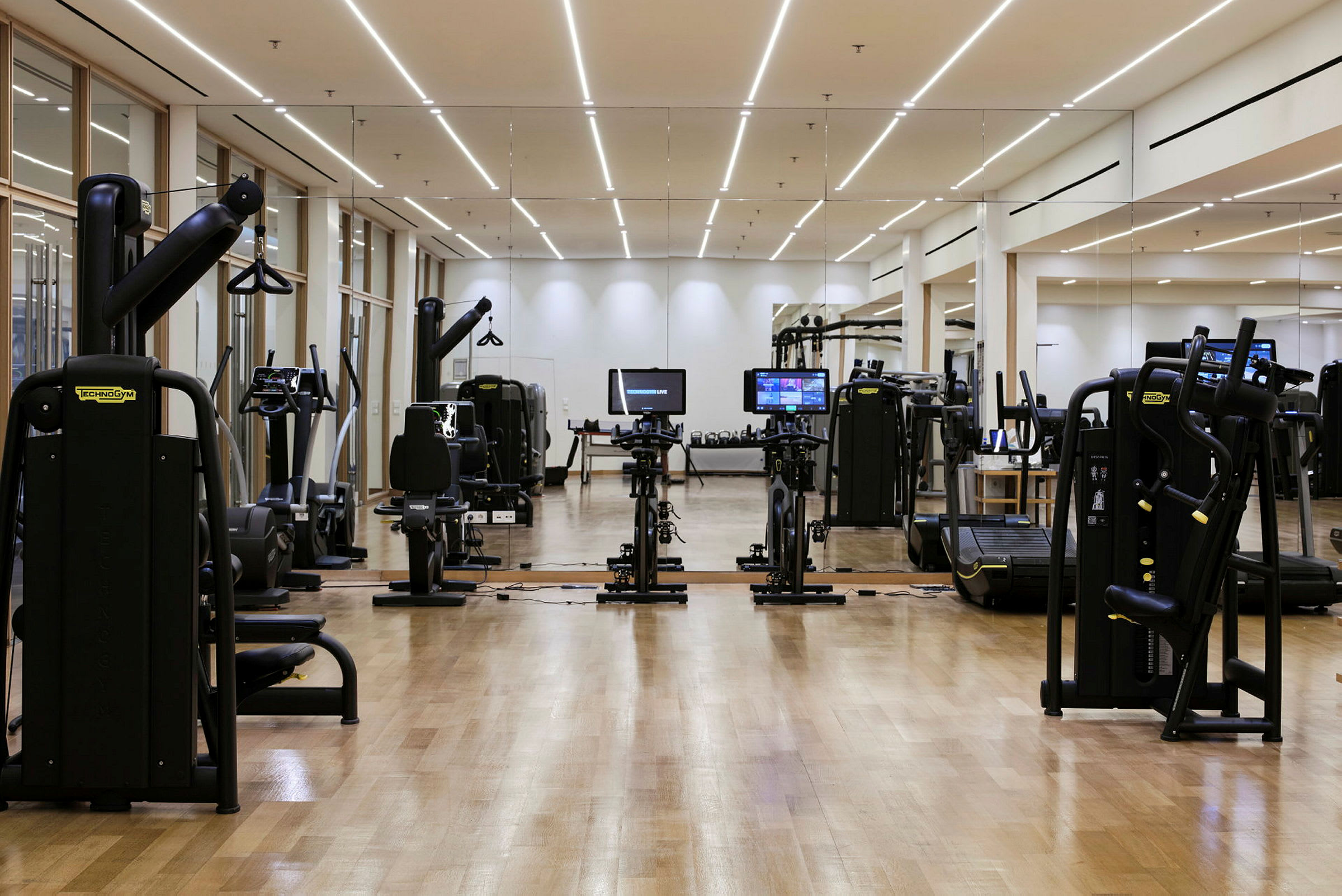 Gym med treningsmaskiner og speilvegg. (AI-generert tekst)
