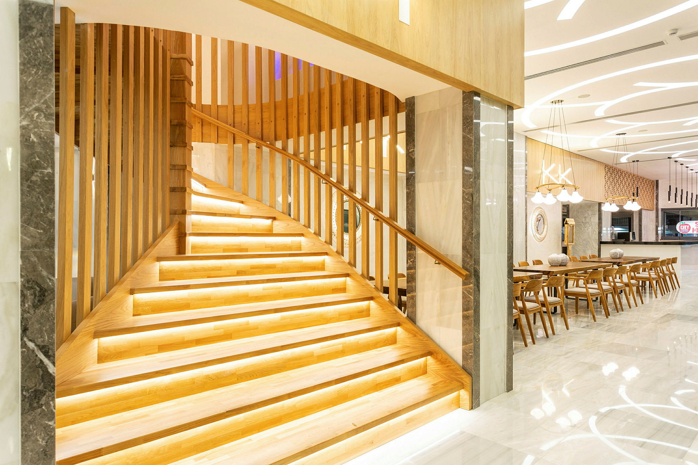 Elegant trapp av tre med belysning og en moderne restaurantatmosfære. (AI-generert tekst)