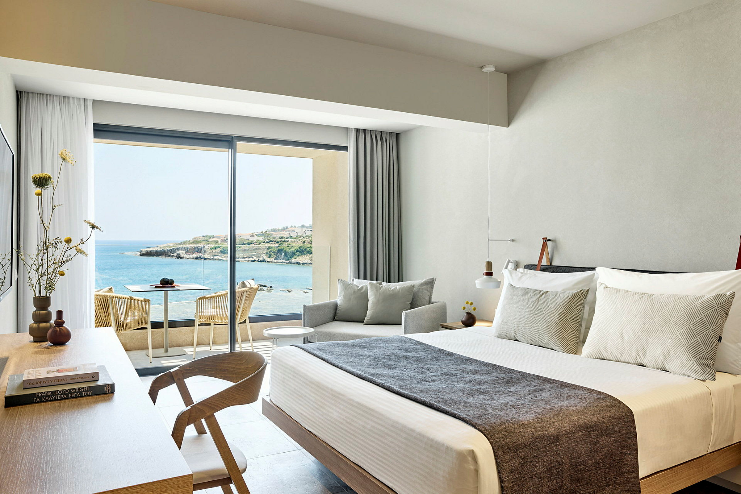 Hotellrom med moderne interiør og utsikt over havet. (AI-generert tekst)
