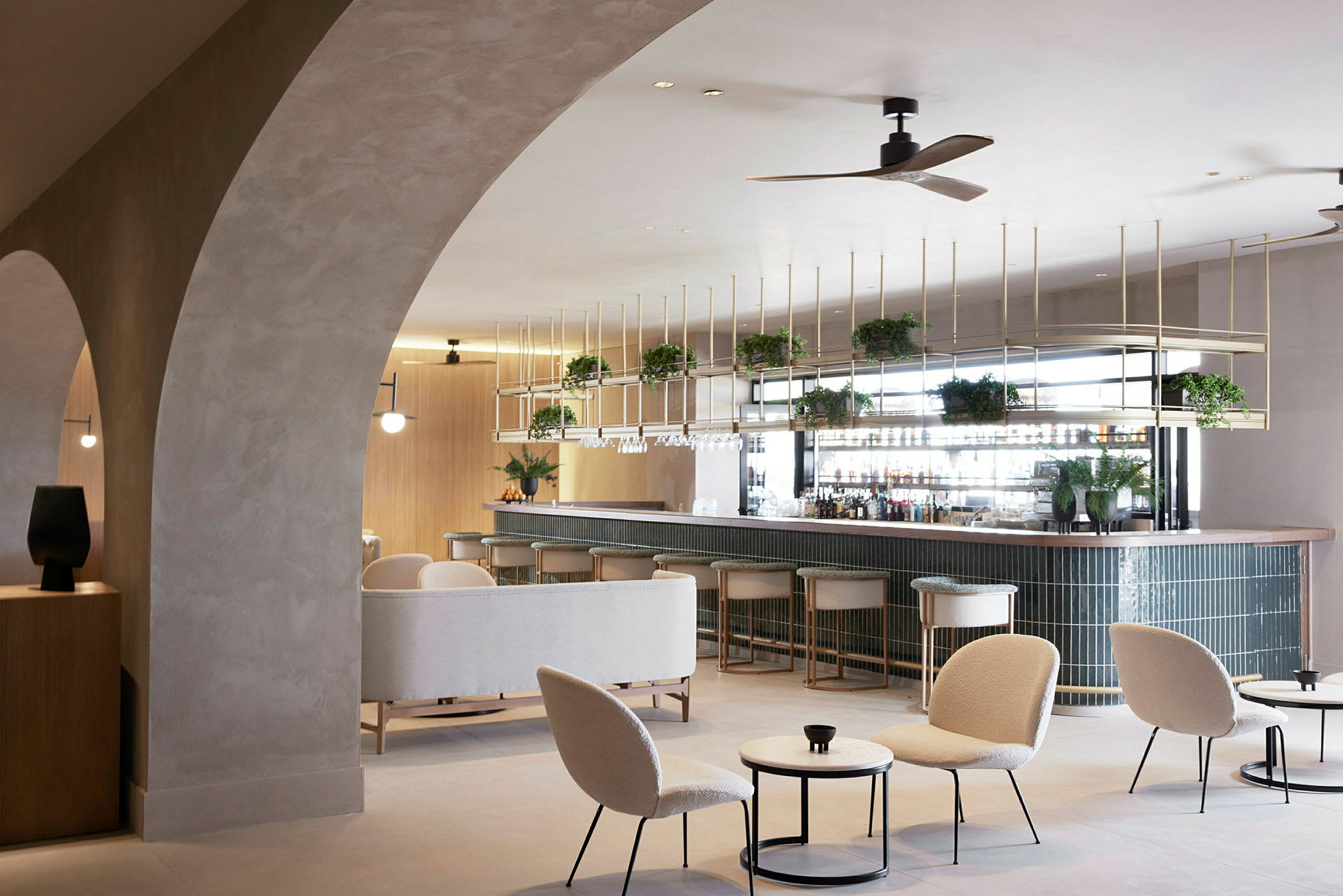 En moderne bar med sitteplasser og elegant interiør. (AI-generert tekst)