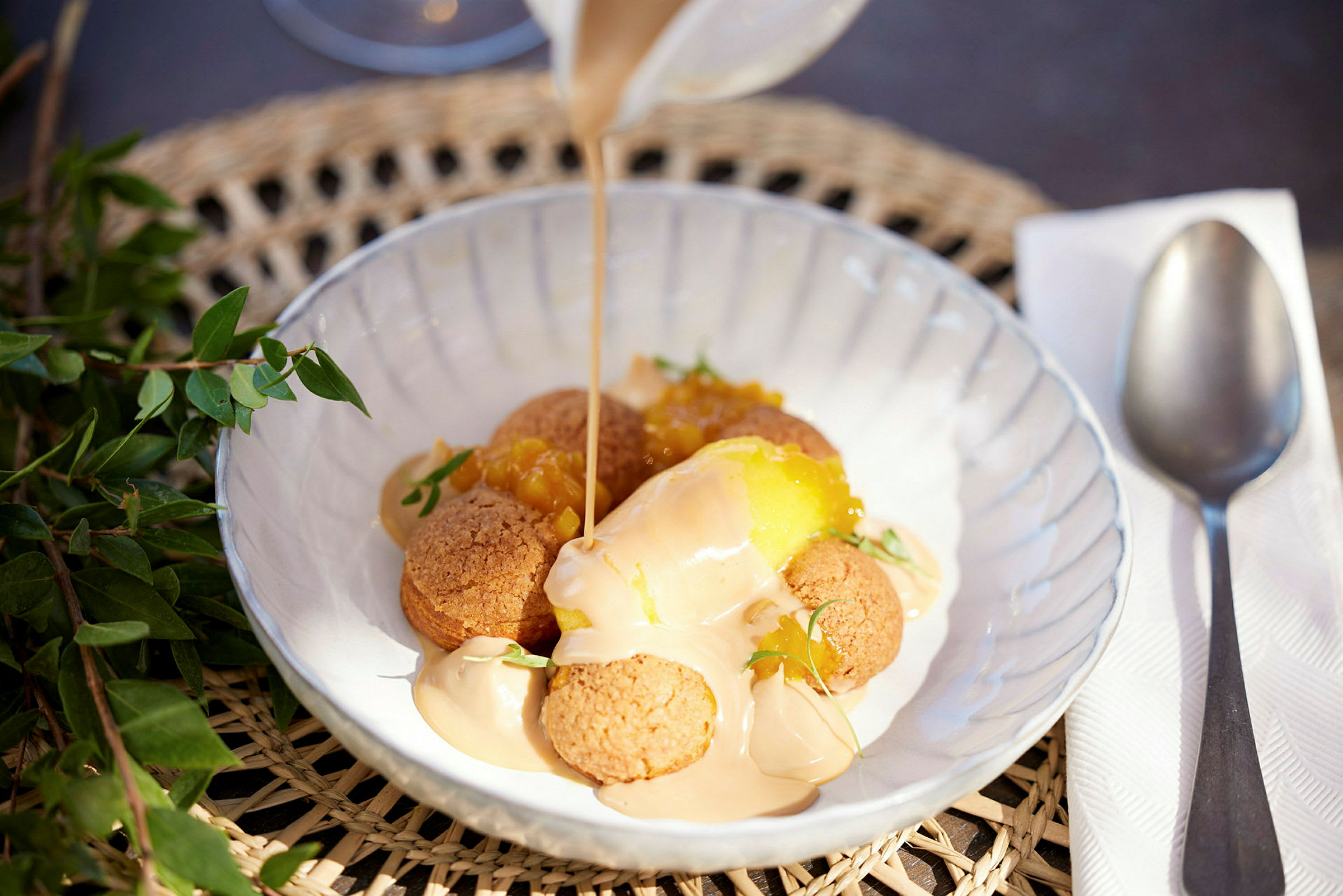 En bolle med dessert toppet med saus. (AI-generert tekst)