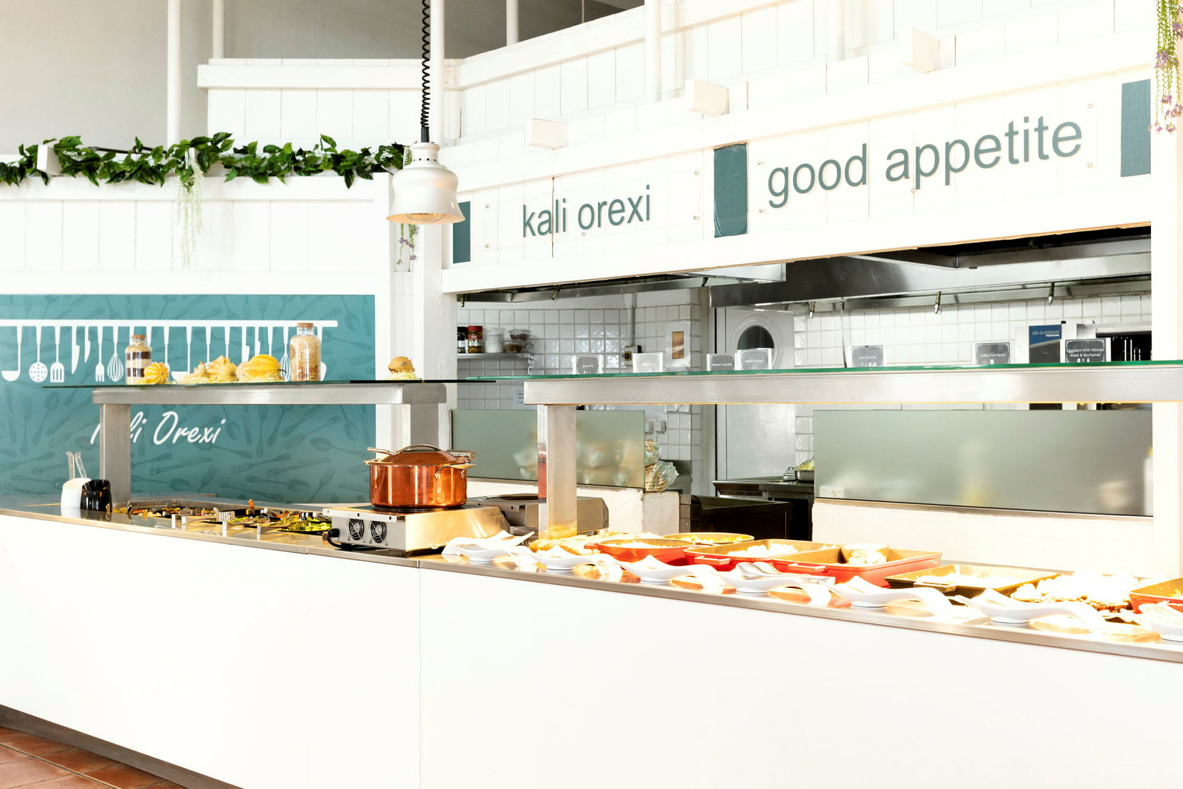 Buffet med ulike retter og dekorasjoner. (AI-generert tekst)