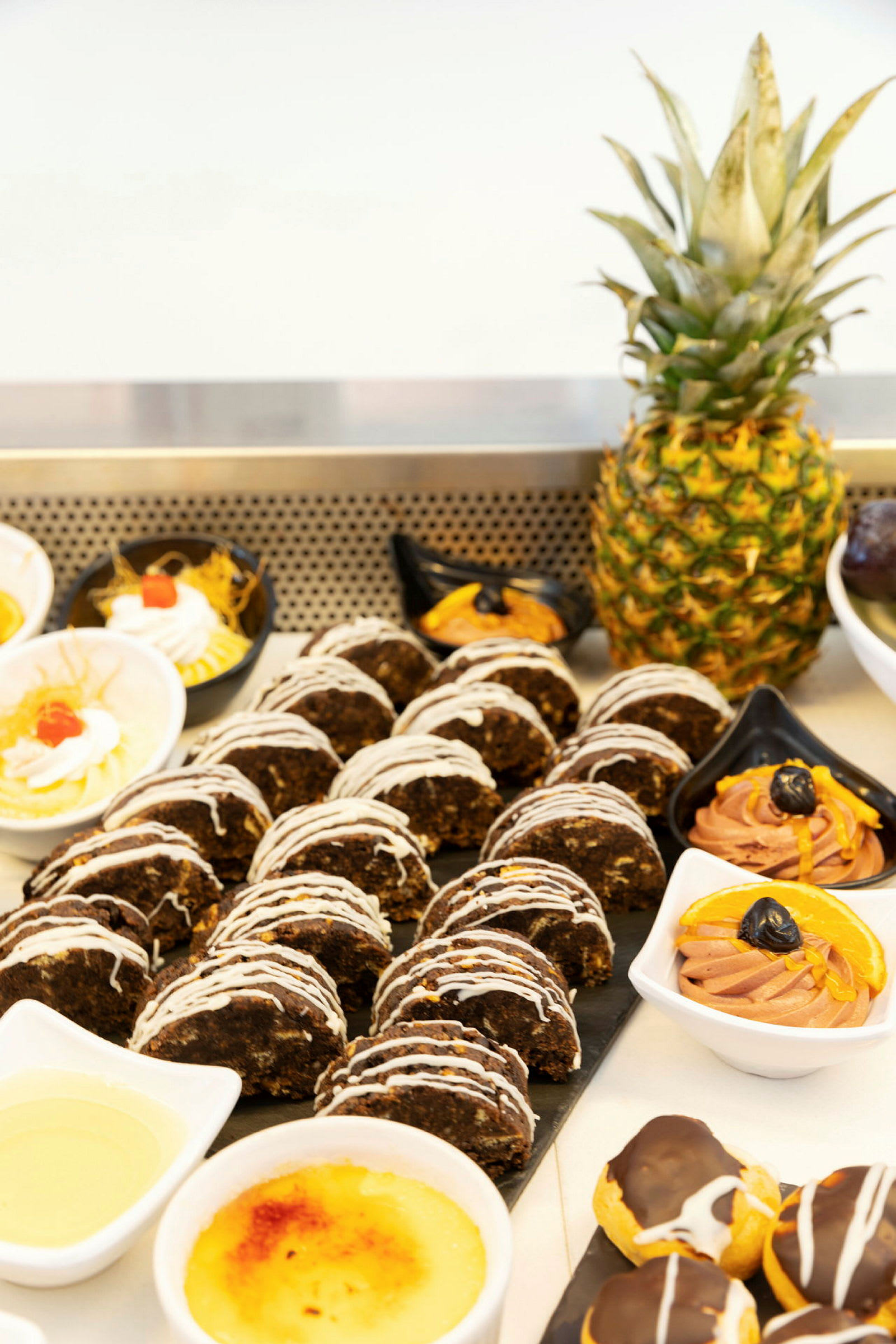 Dekorativ dessert med sjokoladebakverk, frukt og vaniljepudding. (AI-generert tekst)