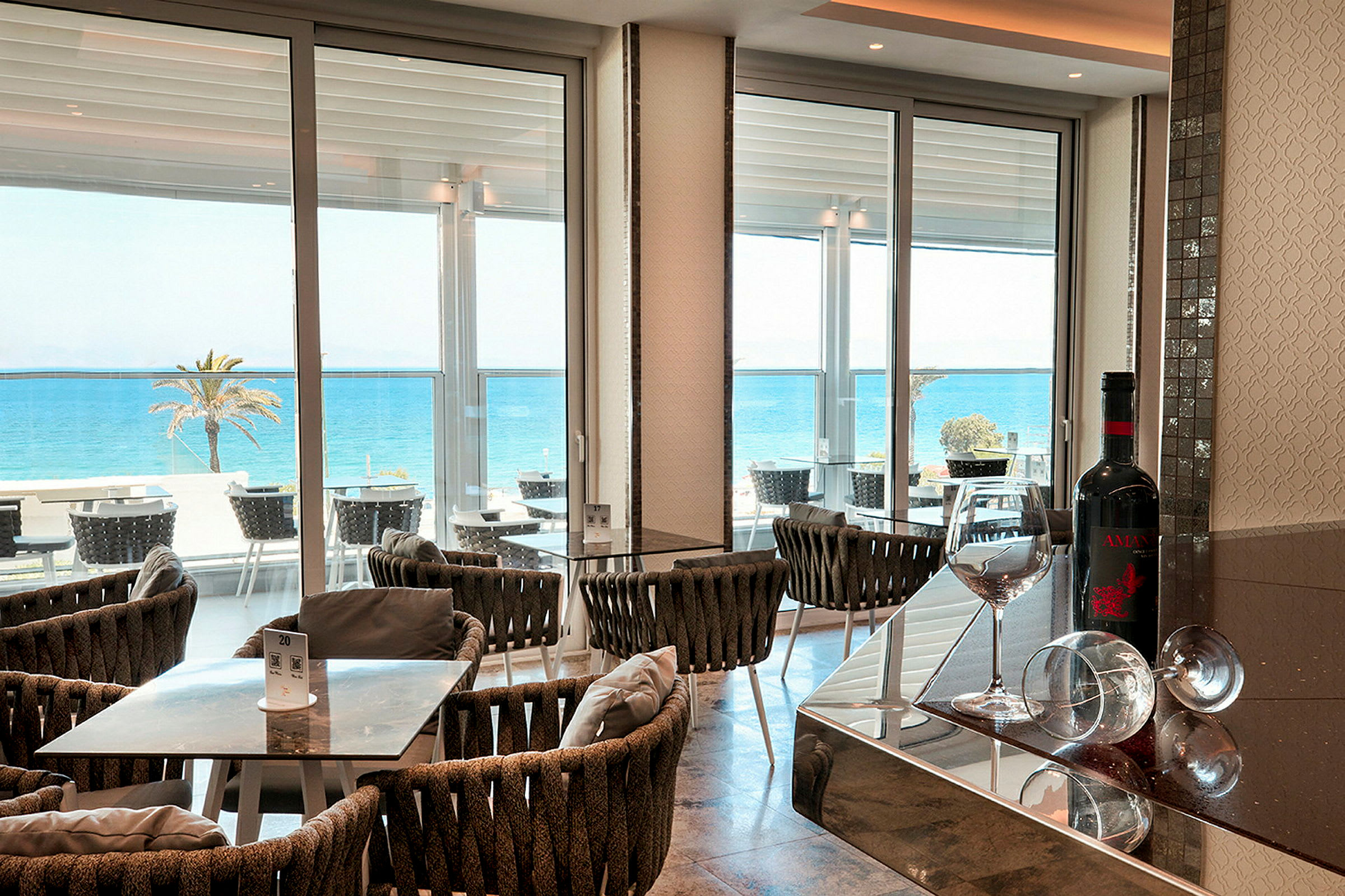 Interiør av en restaurant med utsikt over havet. (AI-generert tekst)