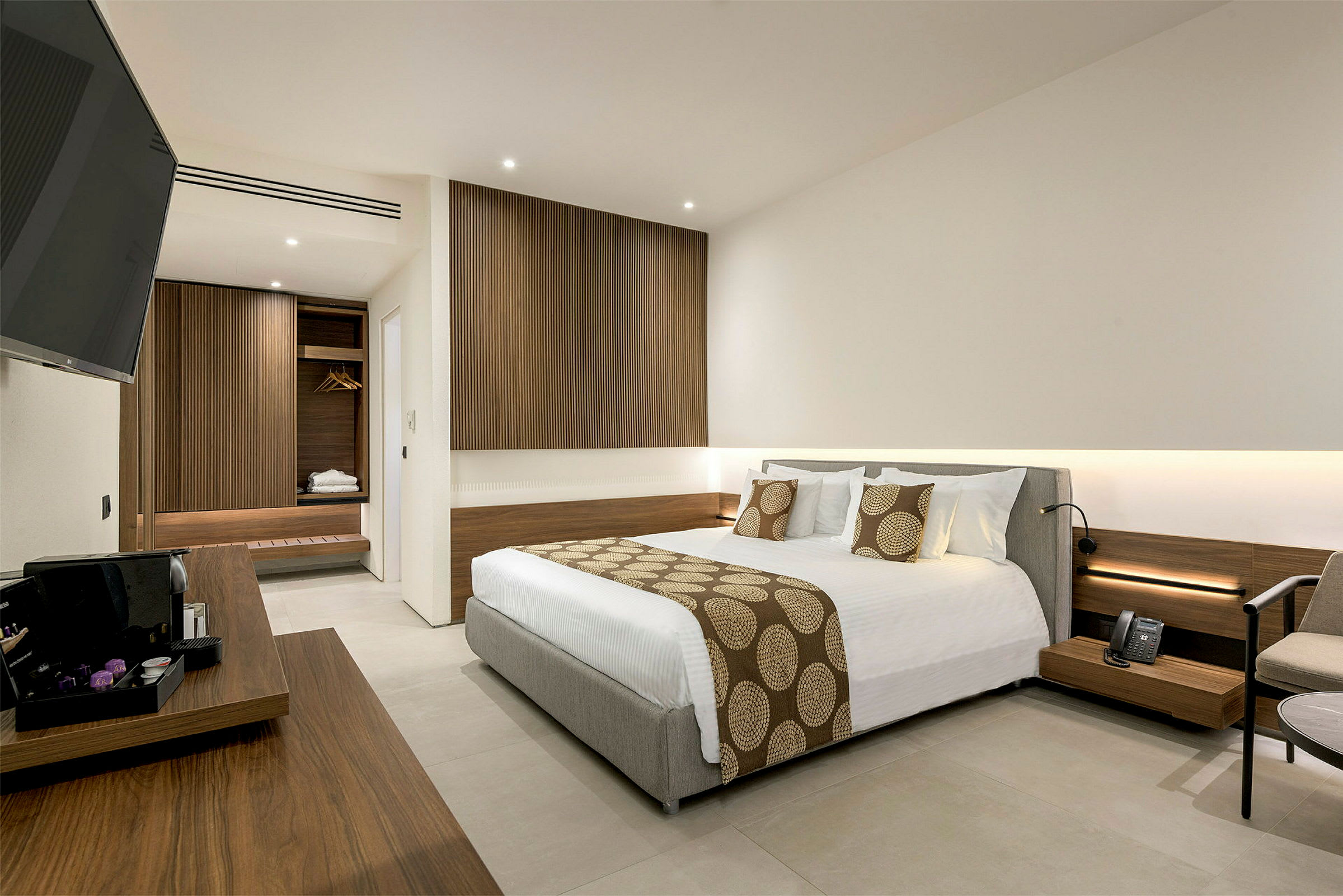 Hotellrom med moderne design, inkludert en stor seng og tretrekk. (AI-generert tekst)