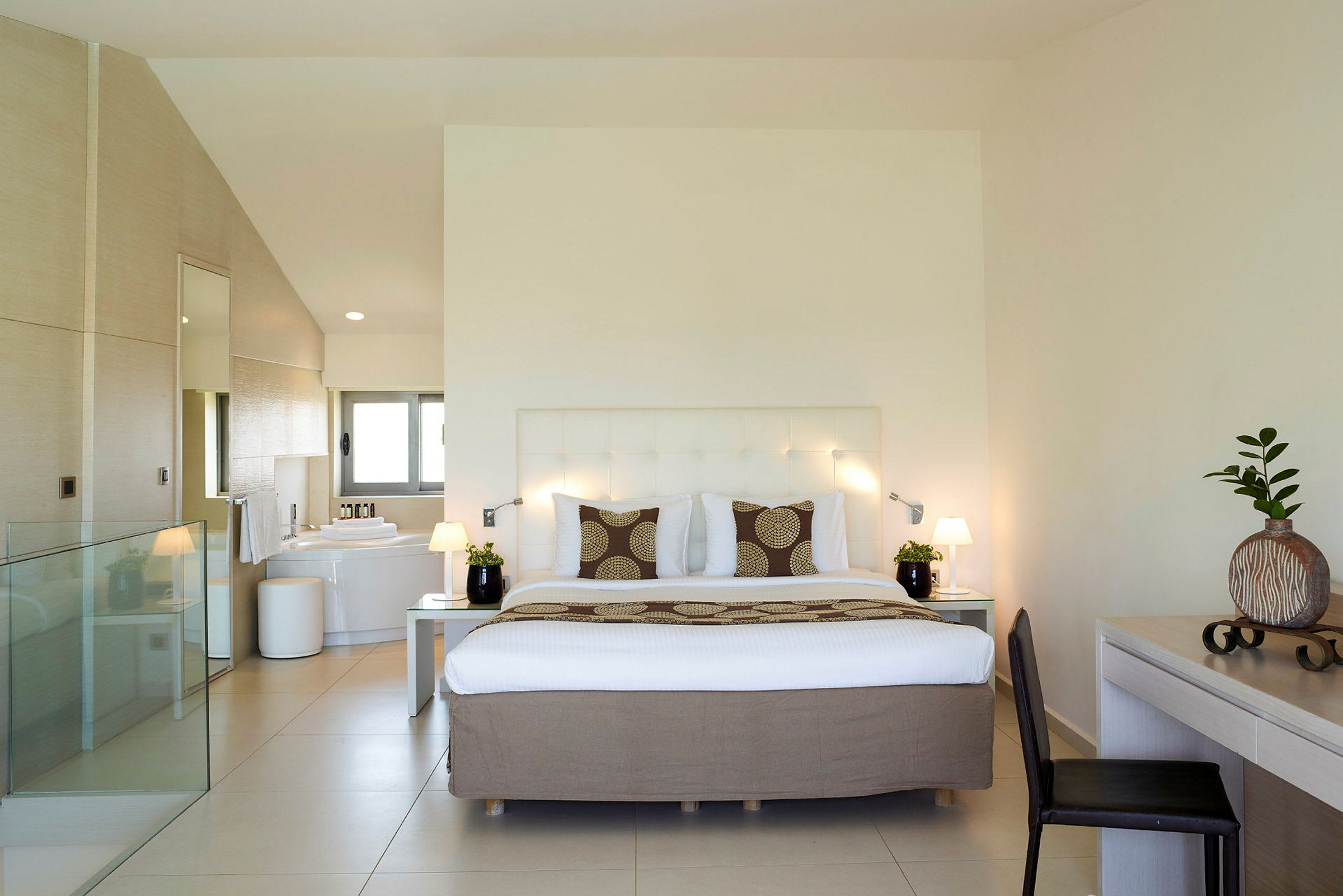 Bilde av et moderne innredet hotellrom med seng, skrivebord og dekorative detaljer. (AI-generert tekst)