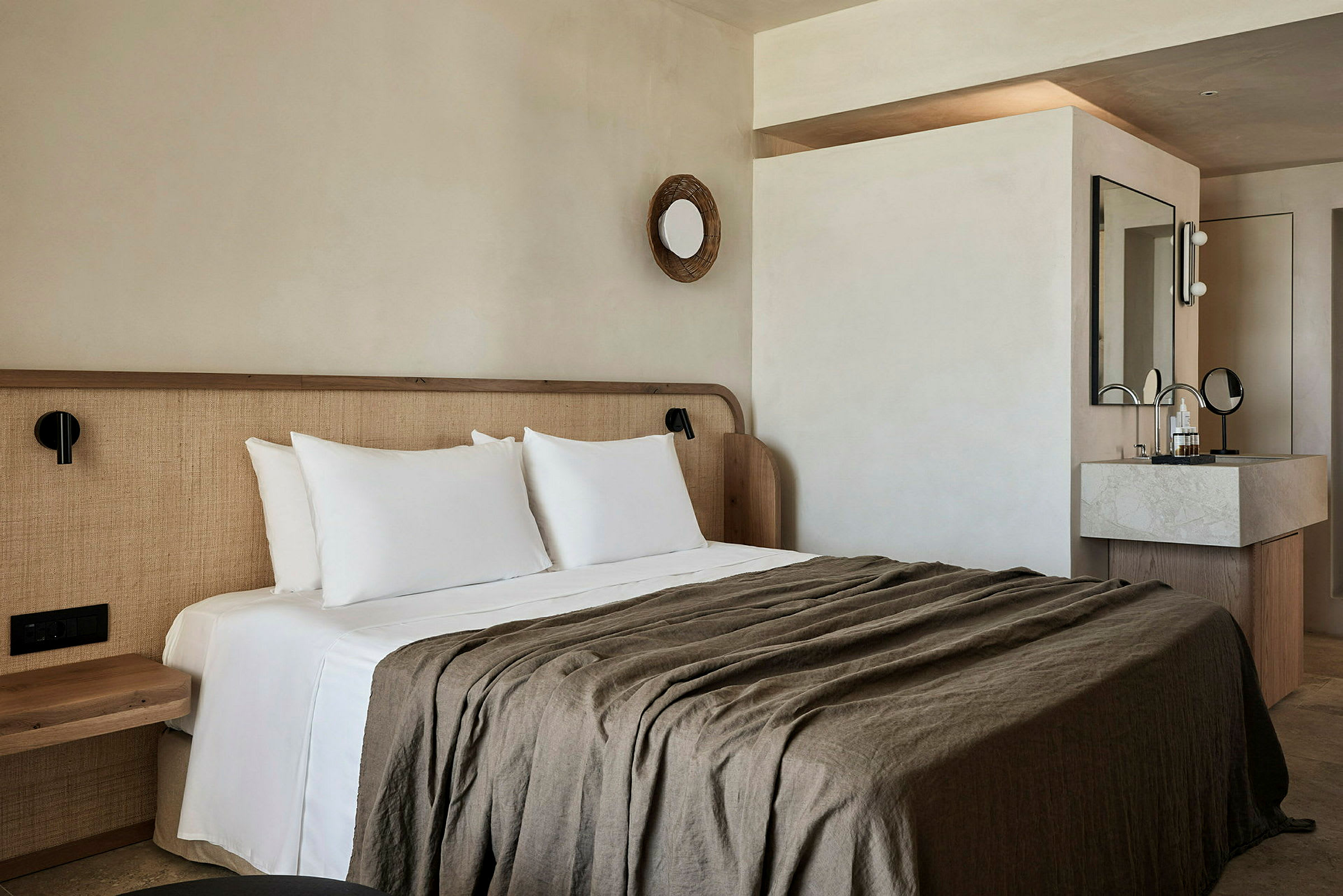 Hotellrom med dobbeltseng, hvitt sengetøy og et moderne bad. (AI-generert tekst)