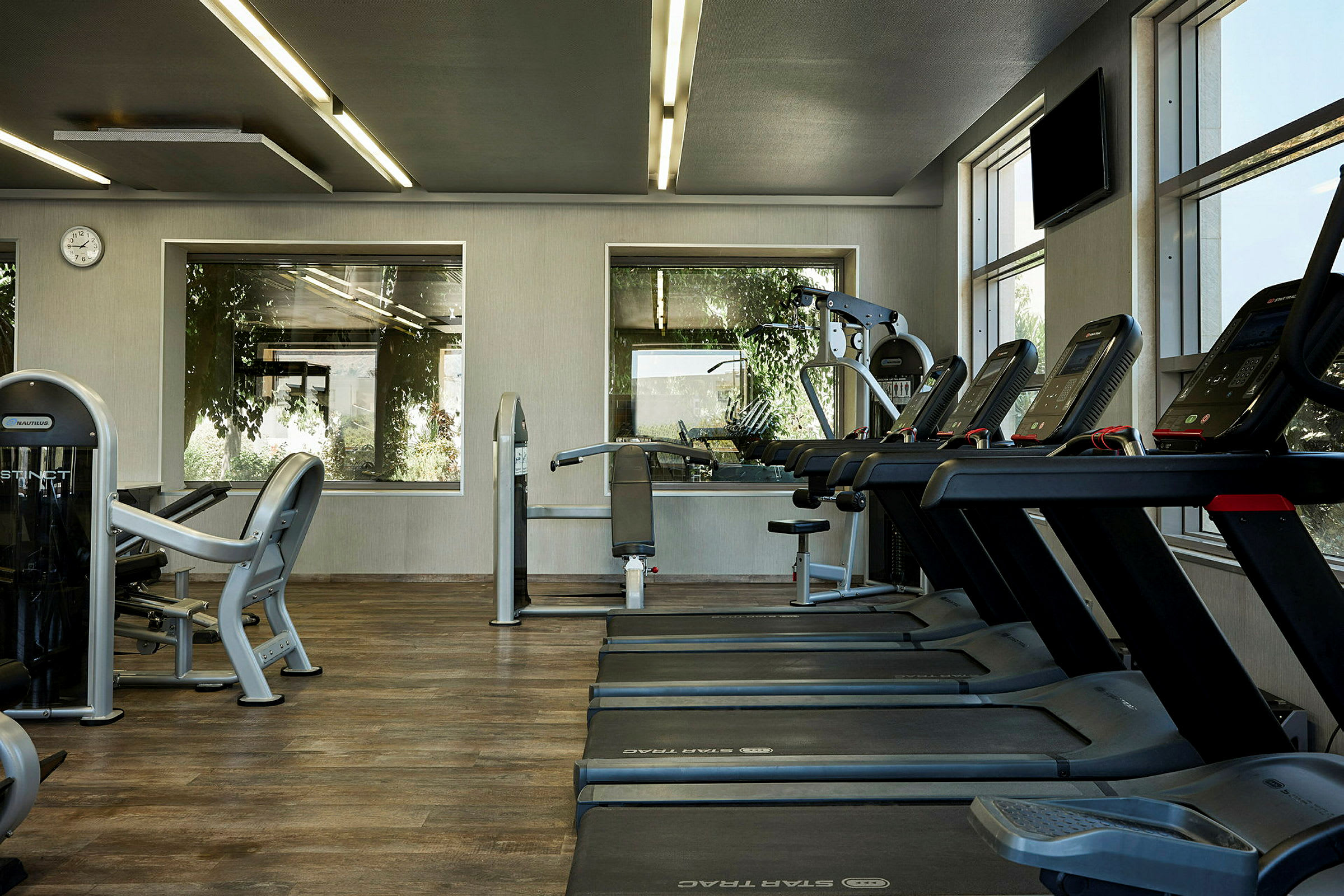 Gym med treningsapparater og tredemøller. (AI-generert tekst)