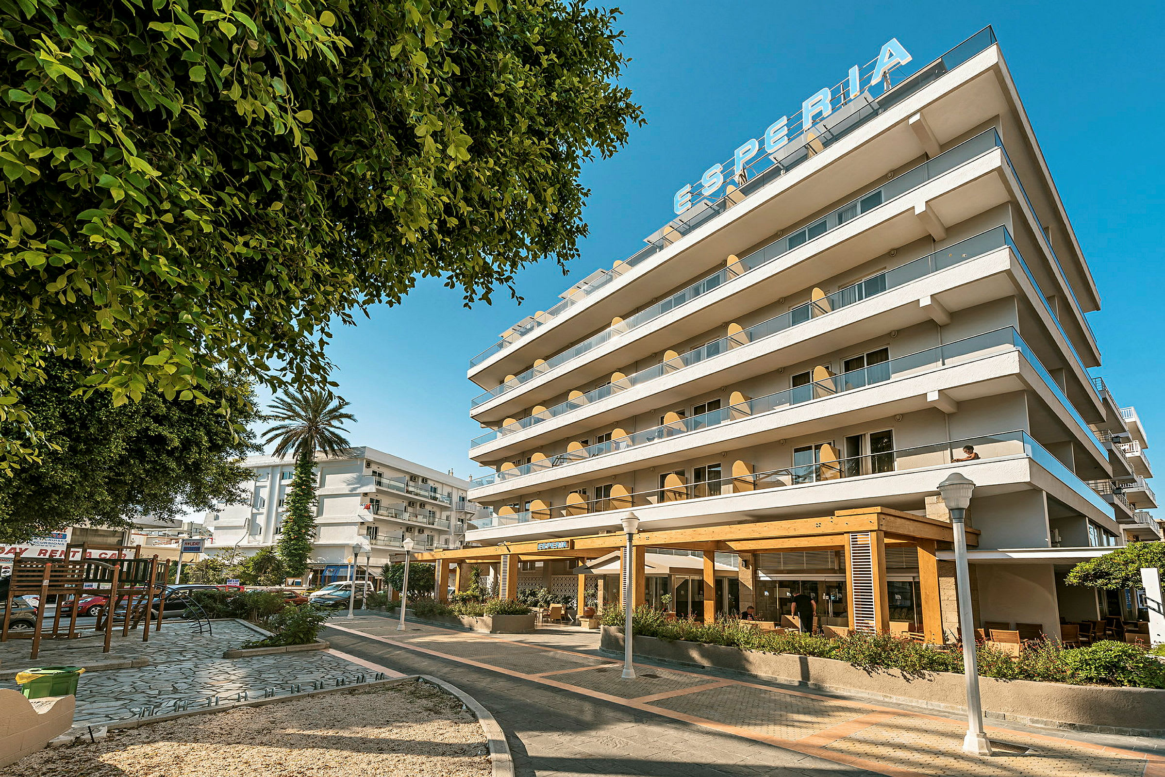 En bygning med flere etasjer som heter Esperia og omgivelser. (AI-generert tekst)