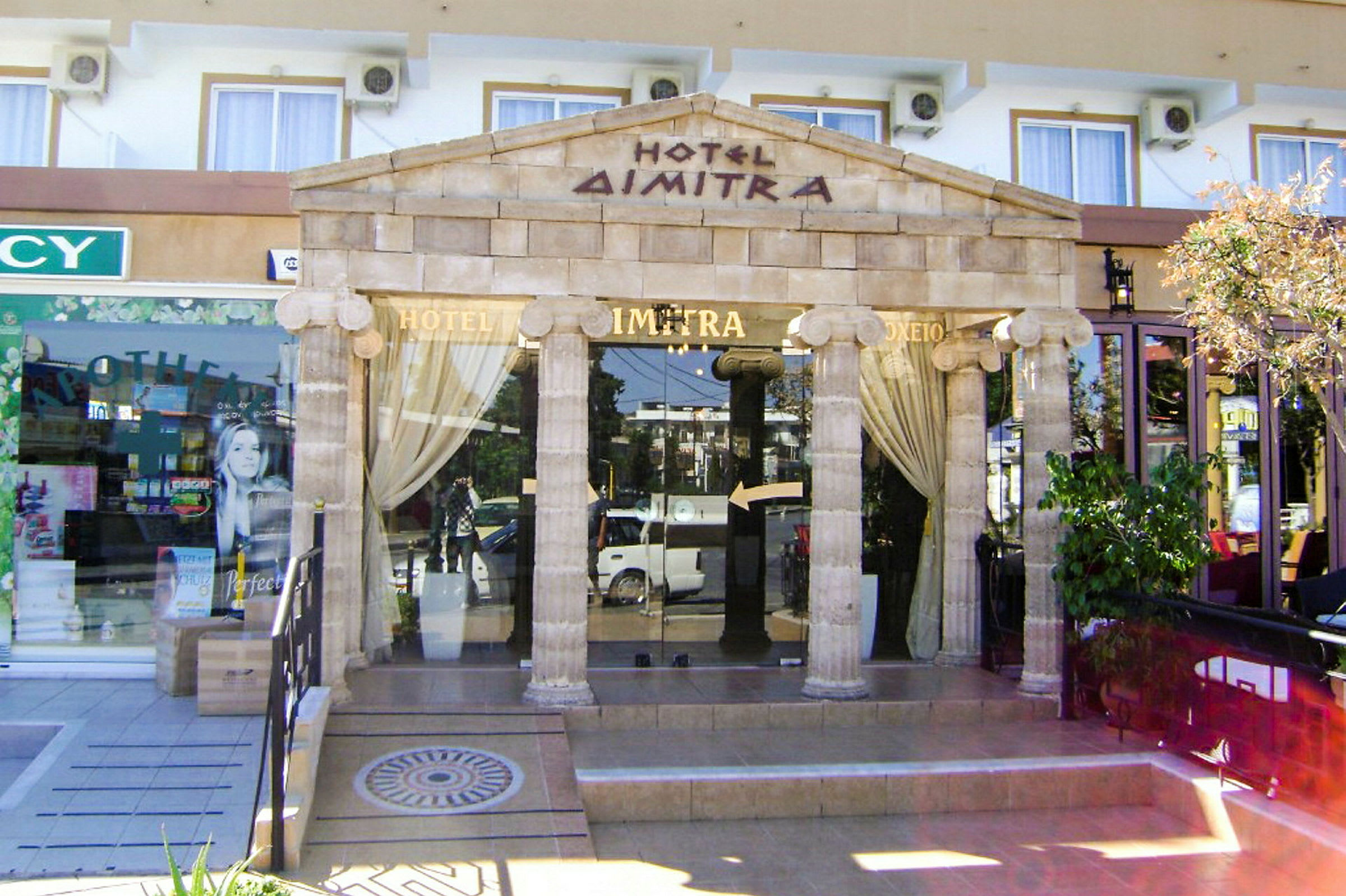 Hotel Dimitra med antikinspirert inngang. (AI-generert tekst)