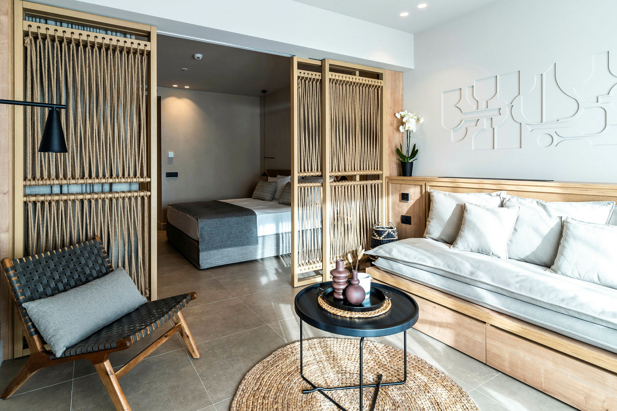 Moderne hotellrom med sitteområde og separat soveavdeling. (AI-generert tekst)
