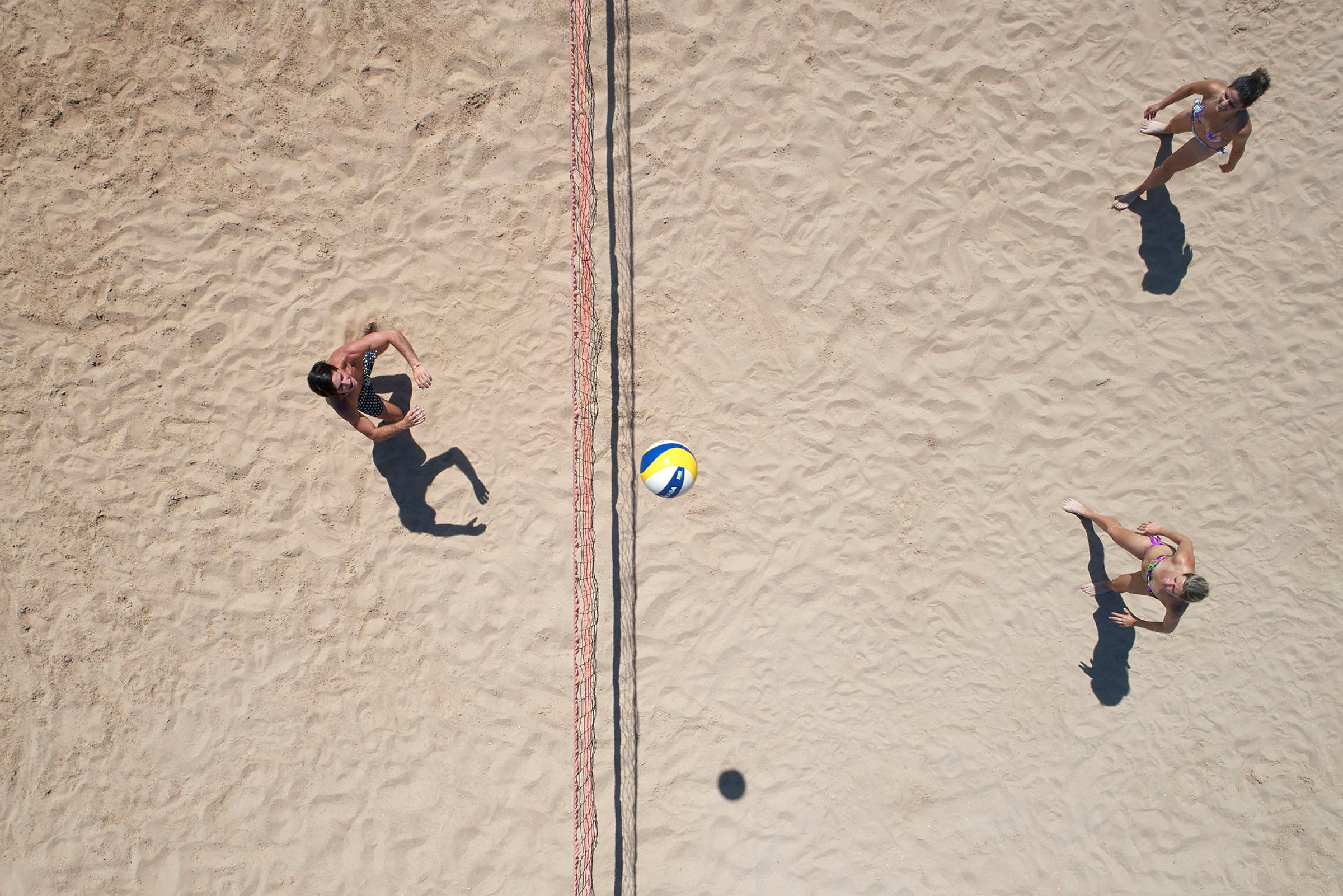 To personer spiller sandvolleyball. (AI-generert tekst)