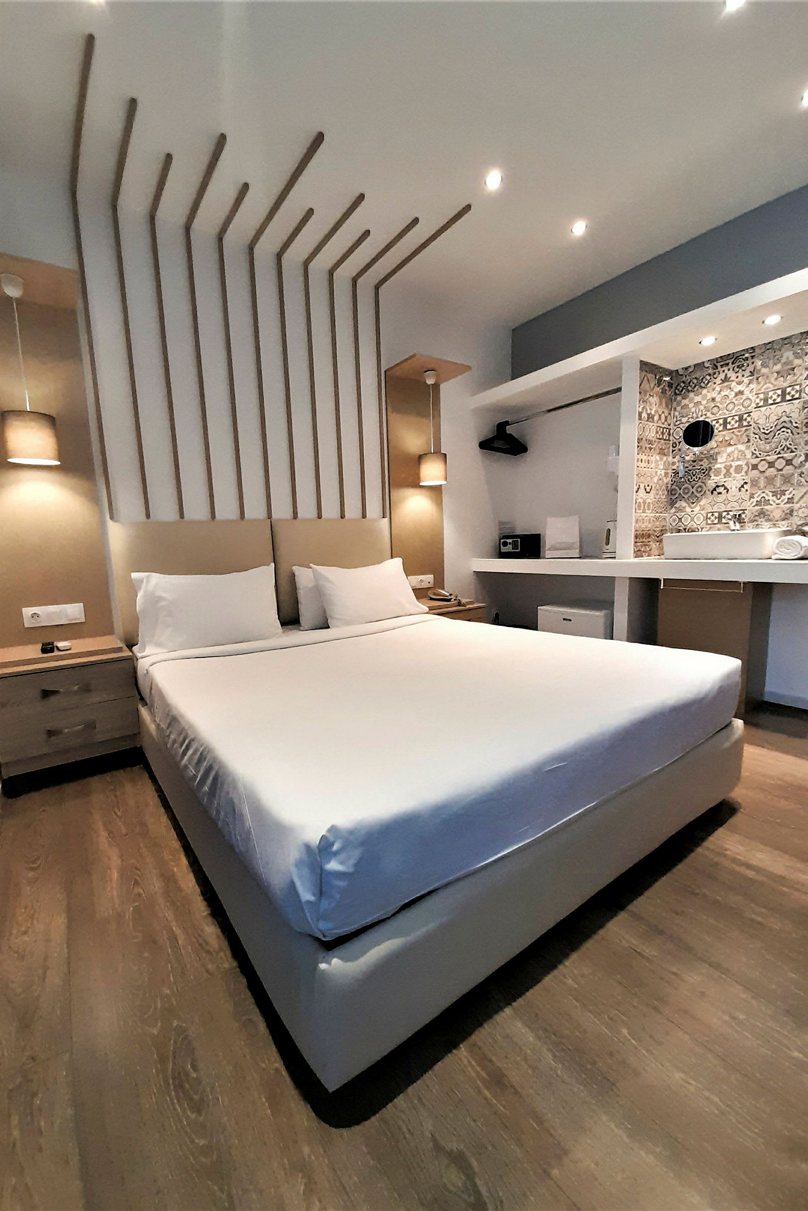 Et moderne hotellrom med en dobbeltseng og stilig interiør. (AI-generert tekst)