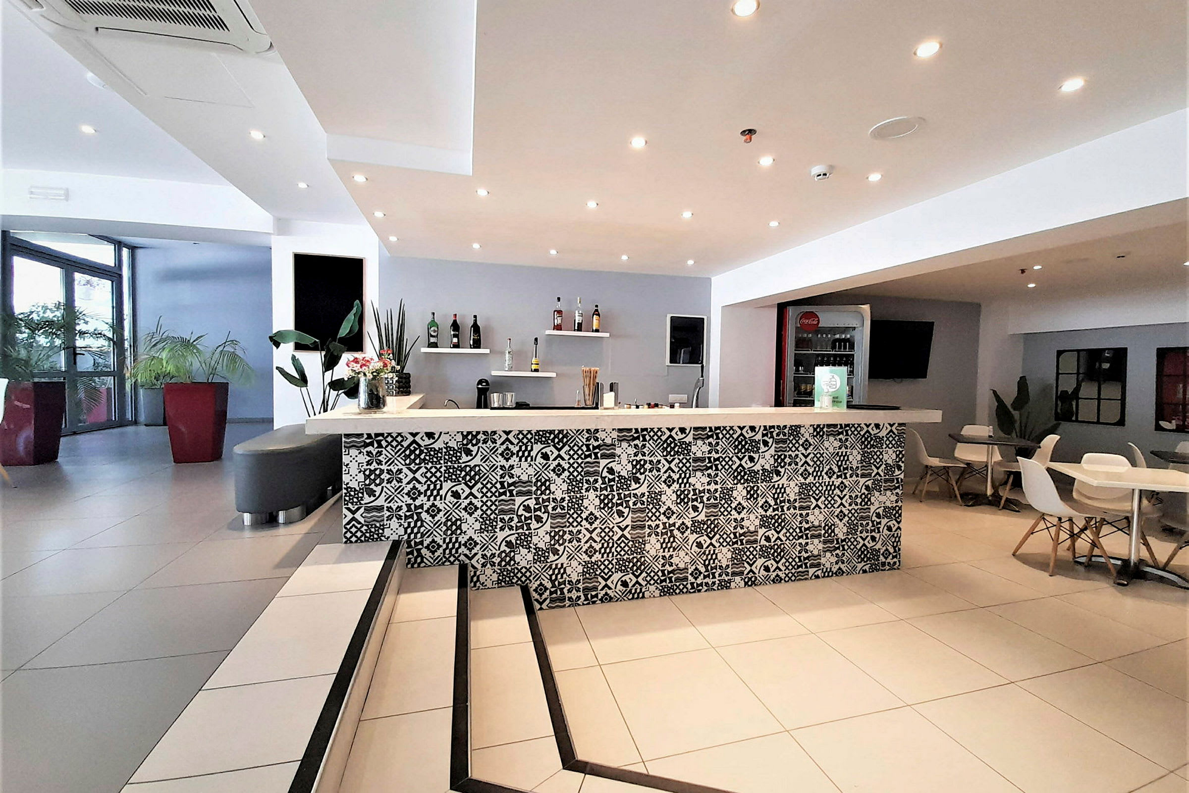 En hotellresepsjon med detaljert benkeplate og sitteplasser. (AI-generert tekst)