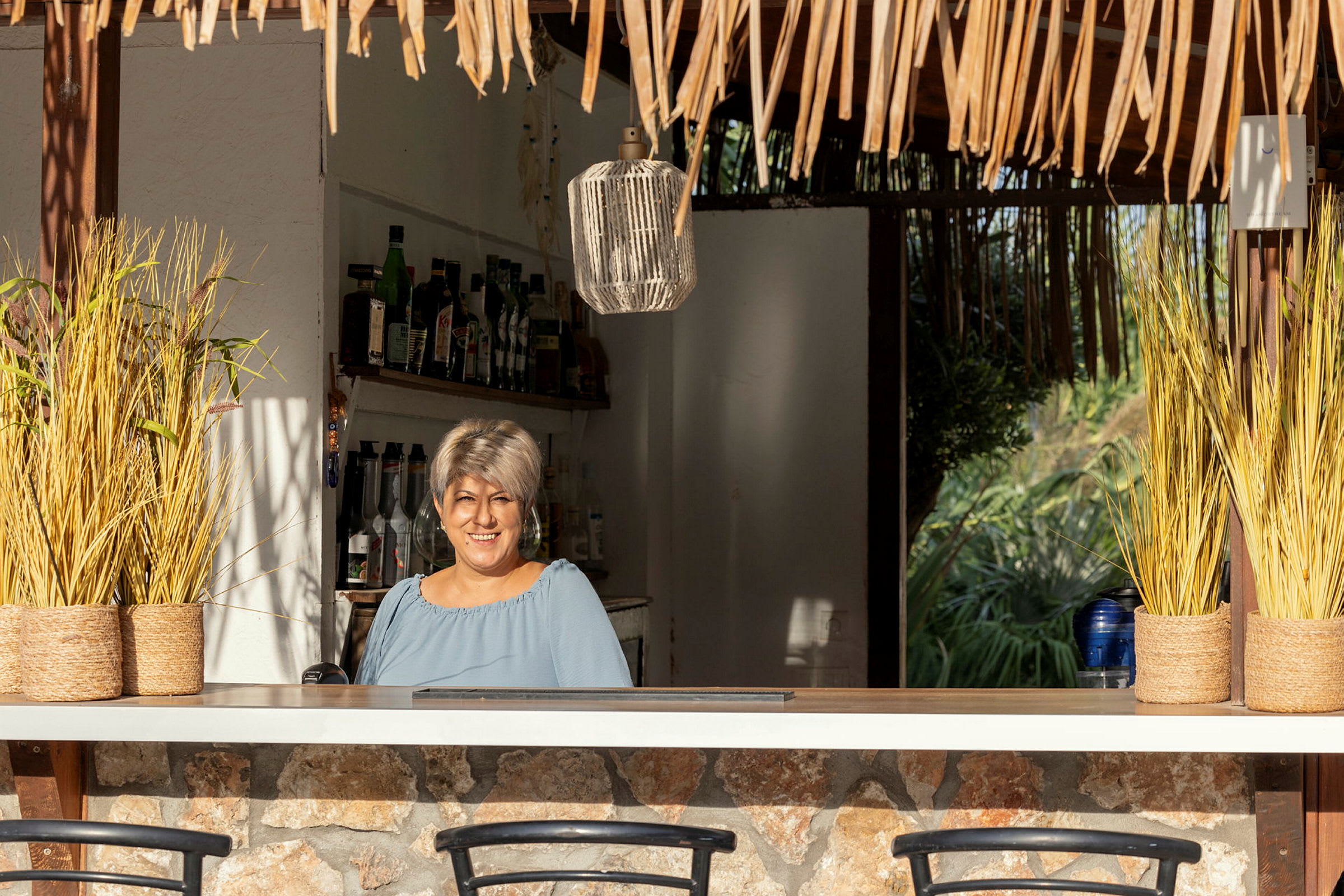 En bartenders stasjon med en naturlig innredning. (AI-generert tekst)