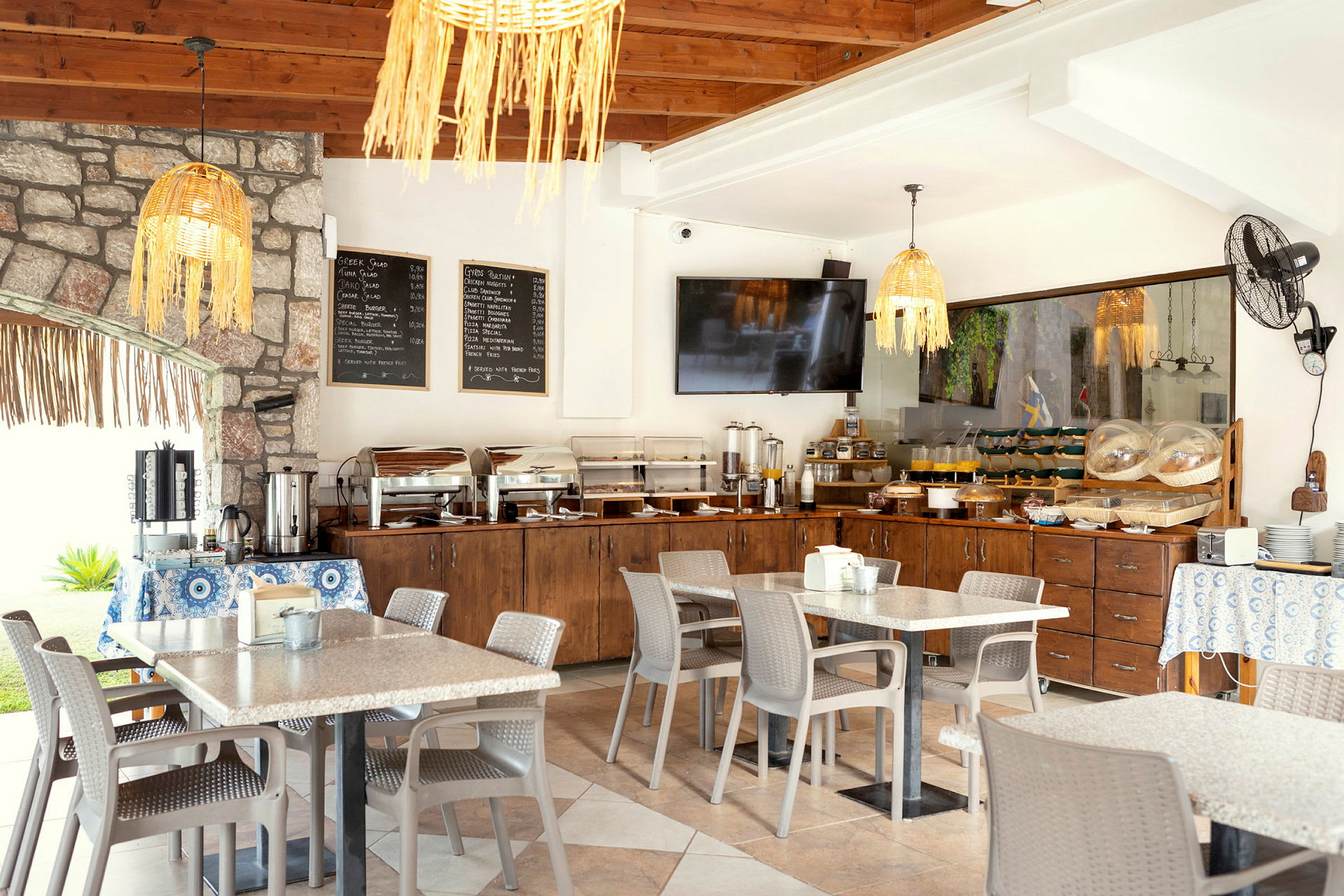 Frokostbuffet i en lys restaurant med dekkede bord. (AI-generert tekst)