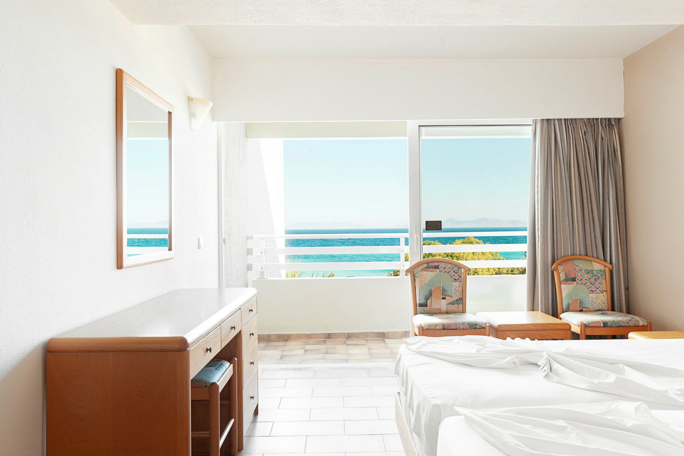 Hotellrom med utsikt over havet. (AI-generert tekst)