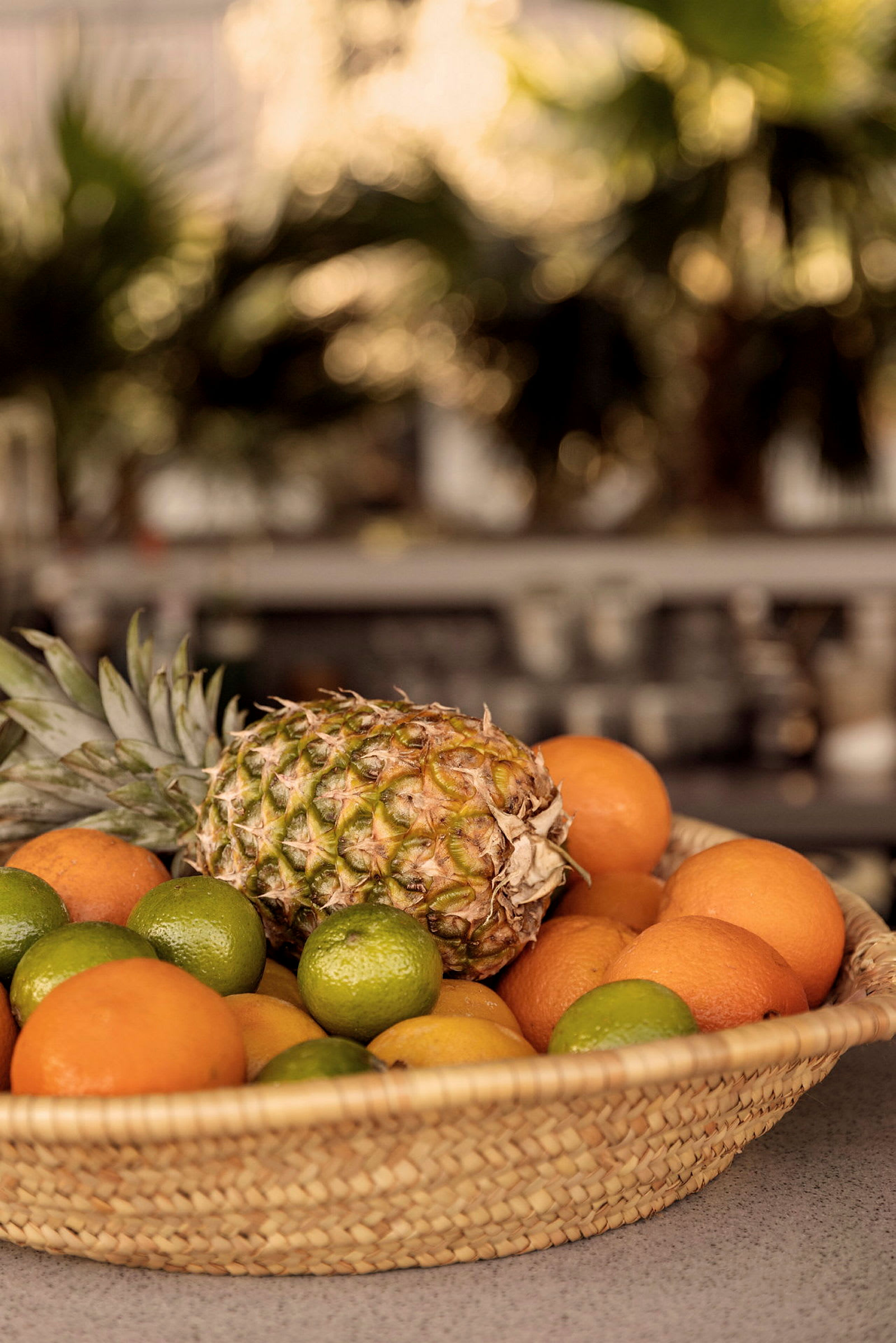 En kurv med fersk sitrusfrukt og ananas. (AI-generert tekst)