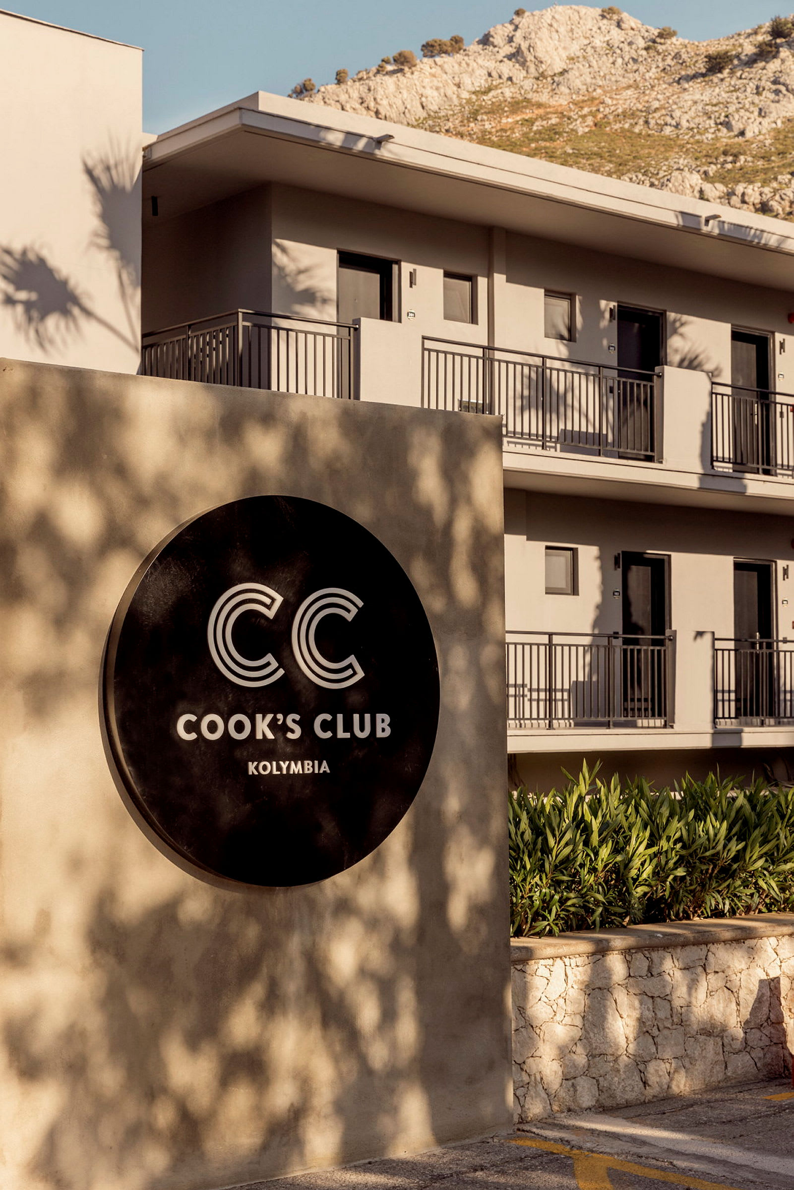 Cook's Club Kolymbia med moderne bygningsdesign. (AI-generert tekst)