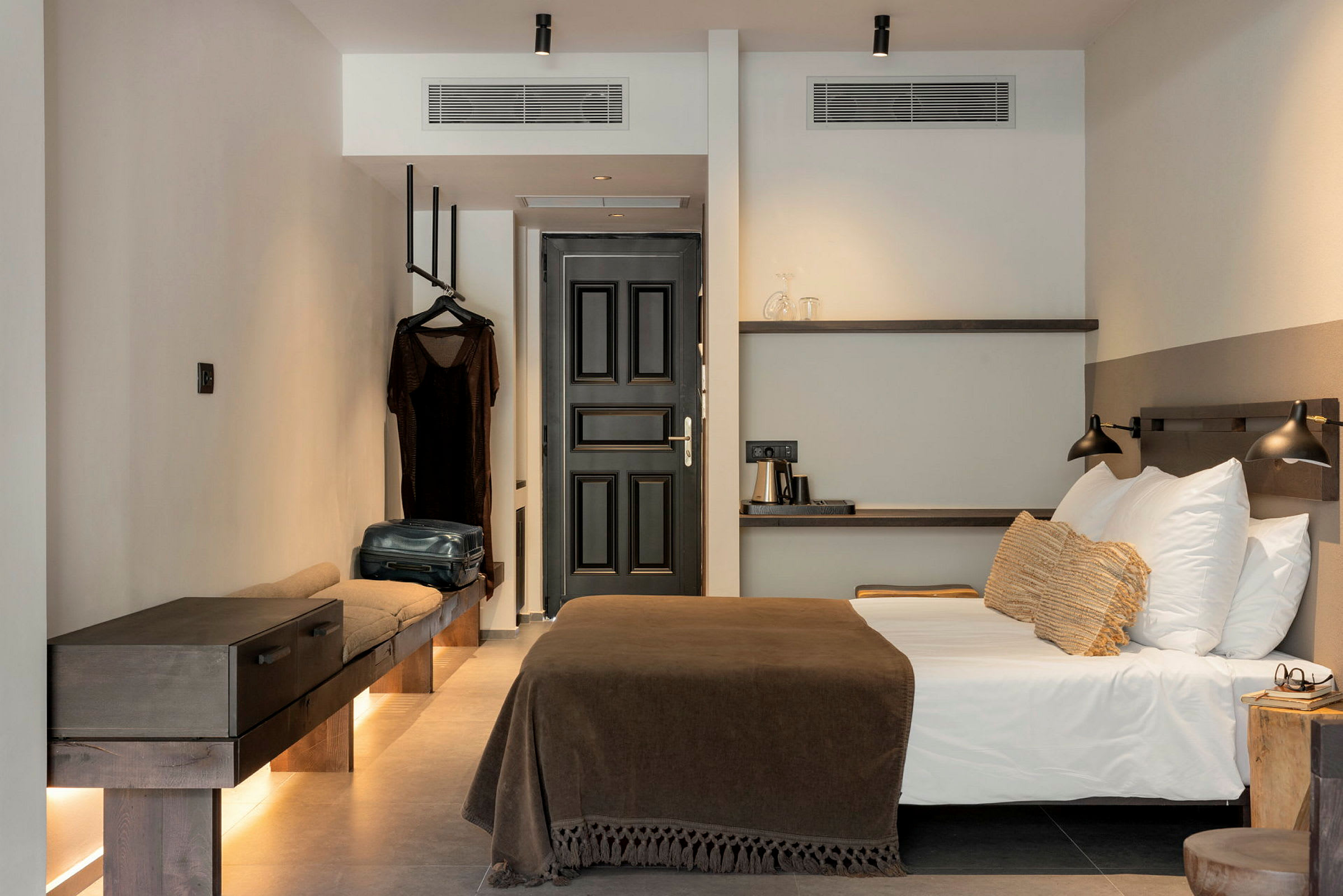 Moderne hotellrom med seng, fargekoordinerte møbler og interiørdetaljer. (AI-generert tekst)