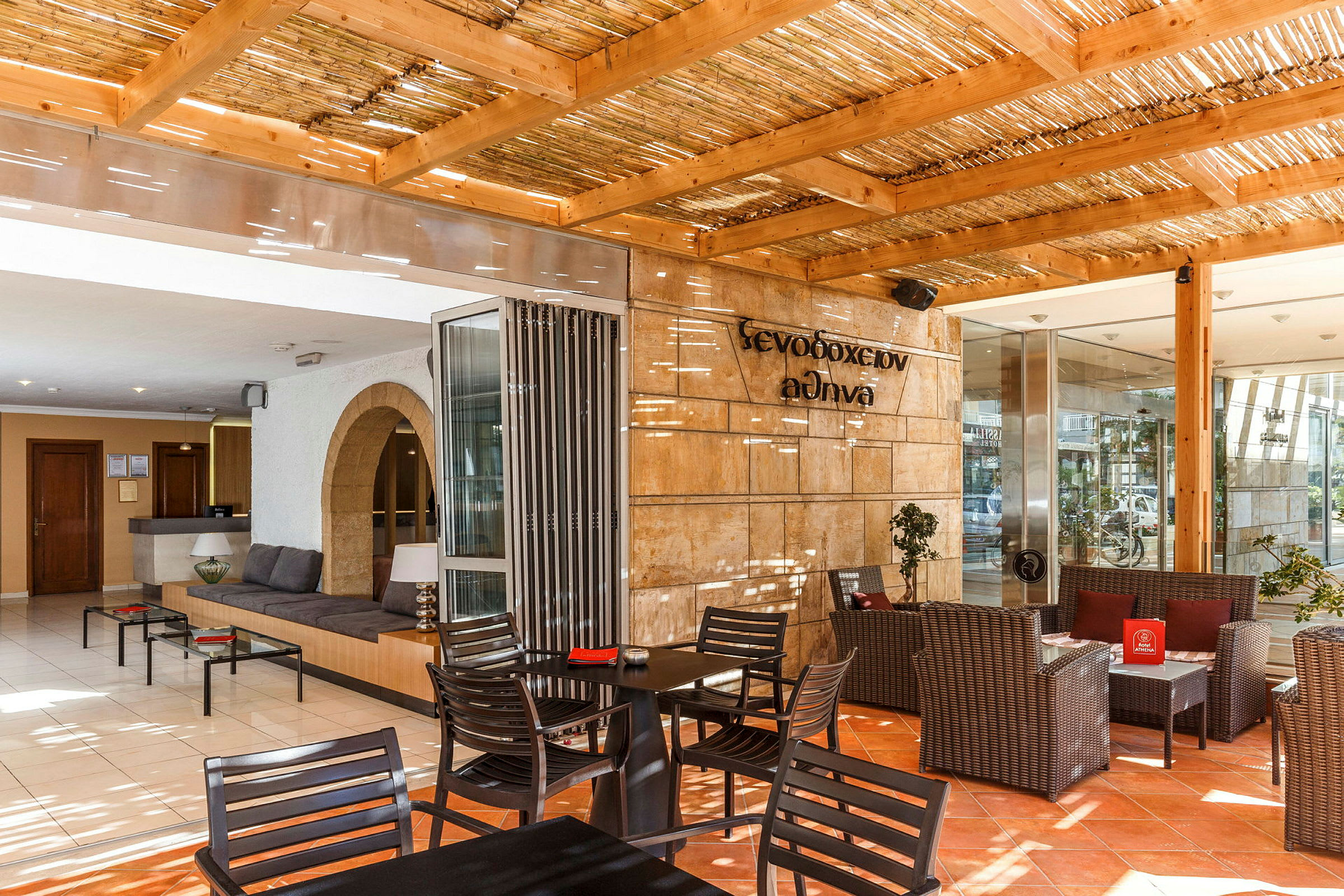Hotellobby med sitteplasser og trepergola. (AI-generert tekst)