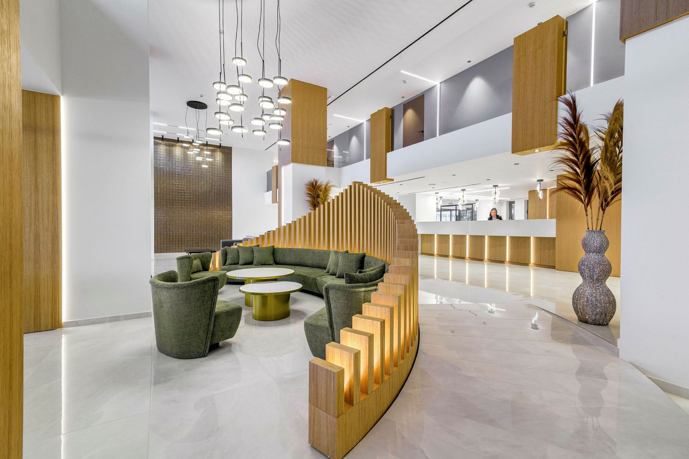 Hotellobby med moderne innredning, grønne sittemøbler og elegant resepsjonsdisk. (AI-generert tekst)