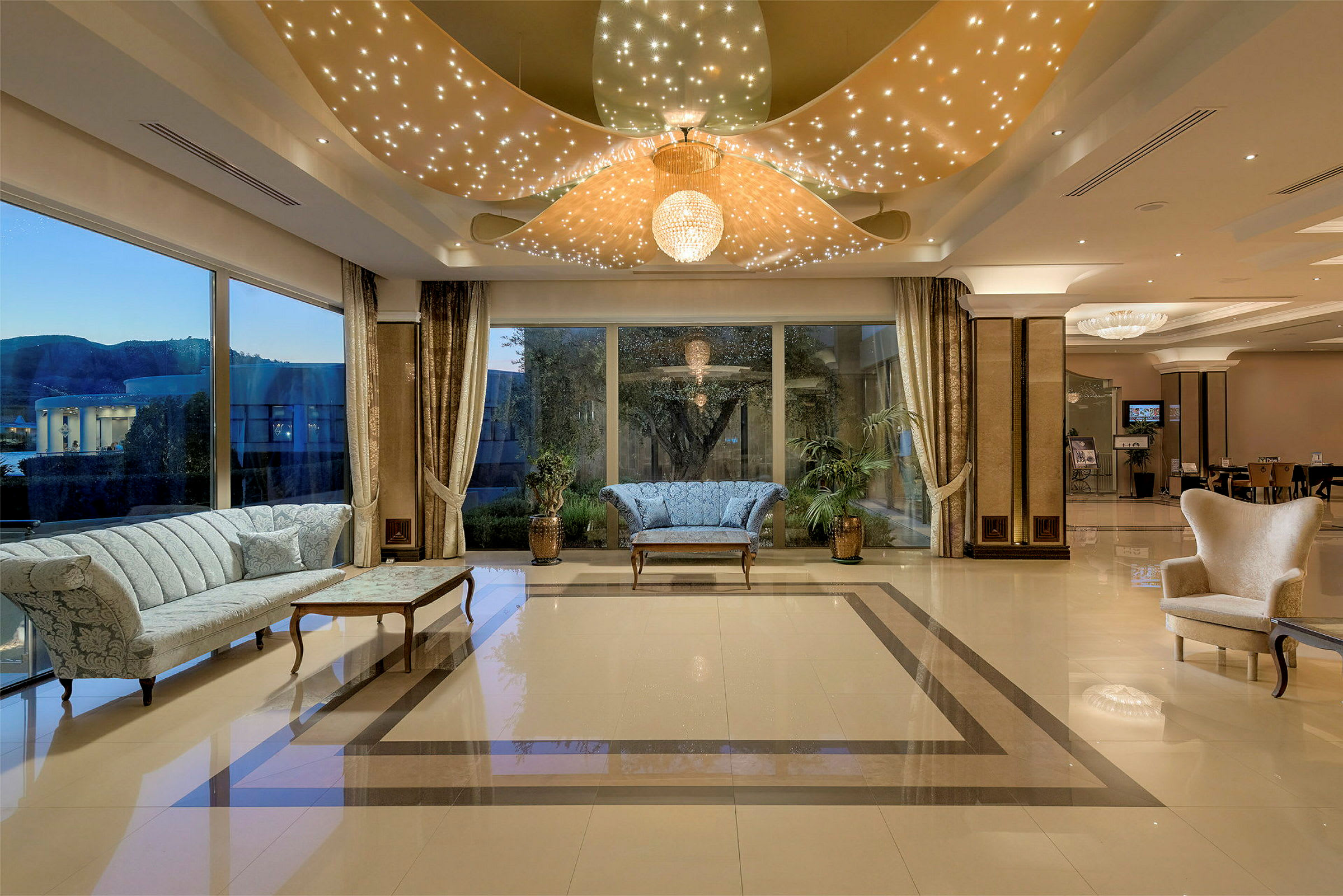 Elegant lobby med sofaer og store vinduer. (AI-generert tekst)