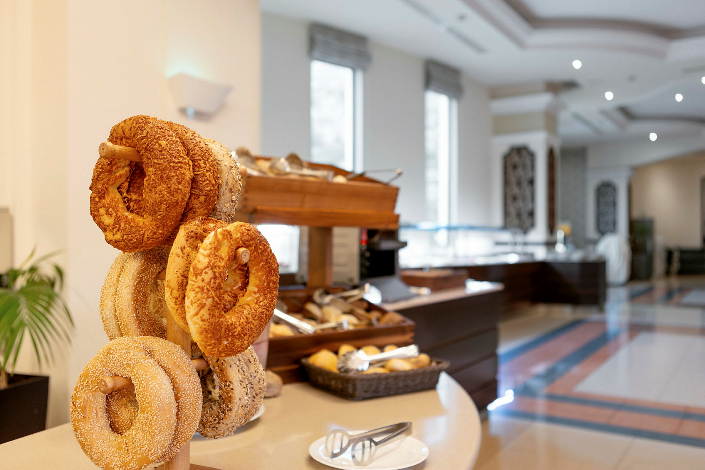 Brødkringler med ulike toppinger på en pinne, del av en hotellfrokostbuffet. (AI-generert tekst)