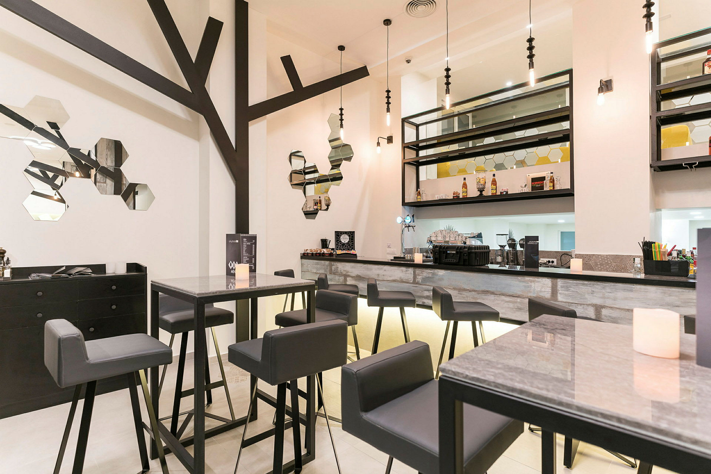 En moderne bar og sitteområde med minimalistisk design. (AI-generert tekst)