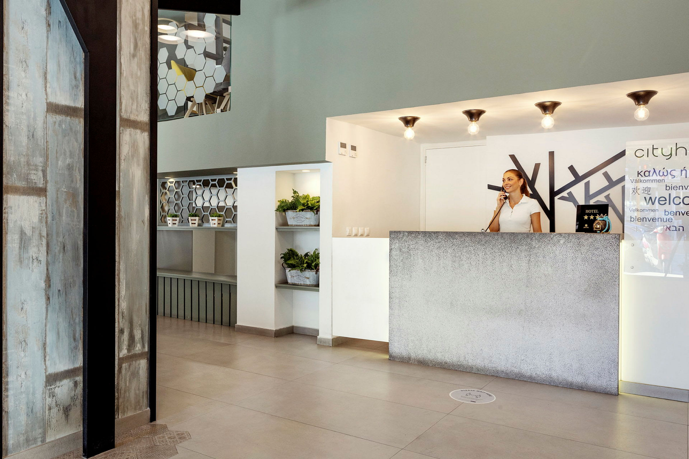 Hotellresepsjon med moderne interiør og planter. (AI-generert tekst)
