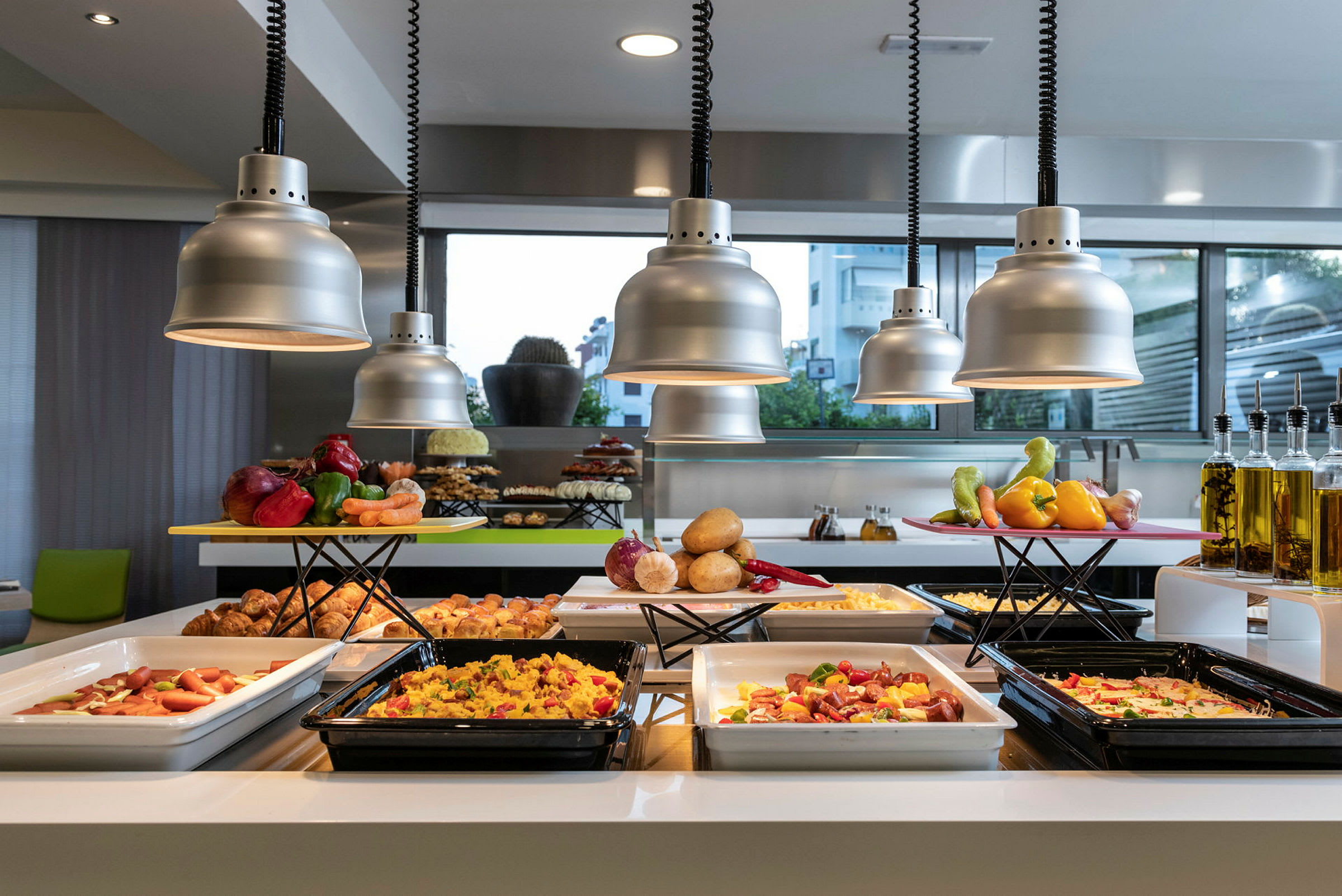 Buffet med ulike retter og grønnsaker. (AI-generert tekst)