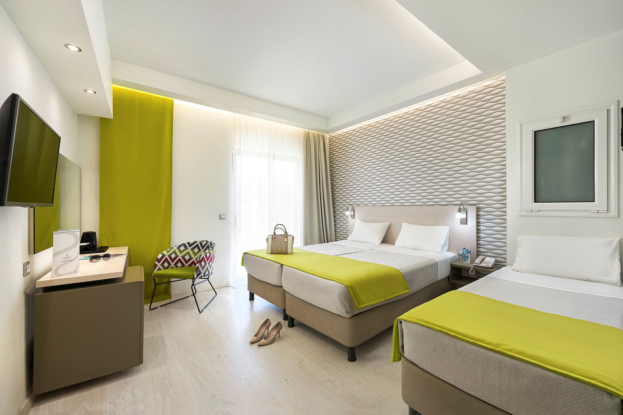 Hotellrom med to enkeltsenger og moderne innredning. (AI-generert tekst)