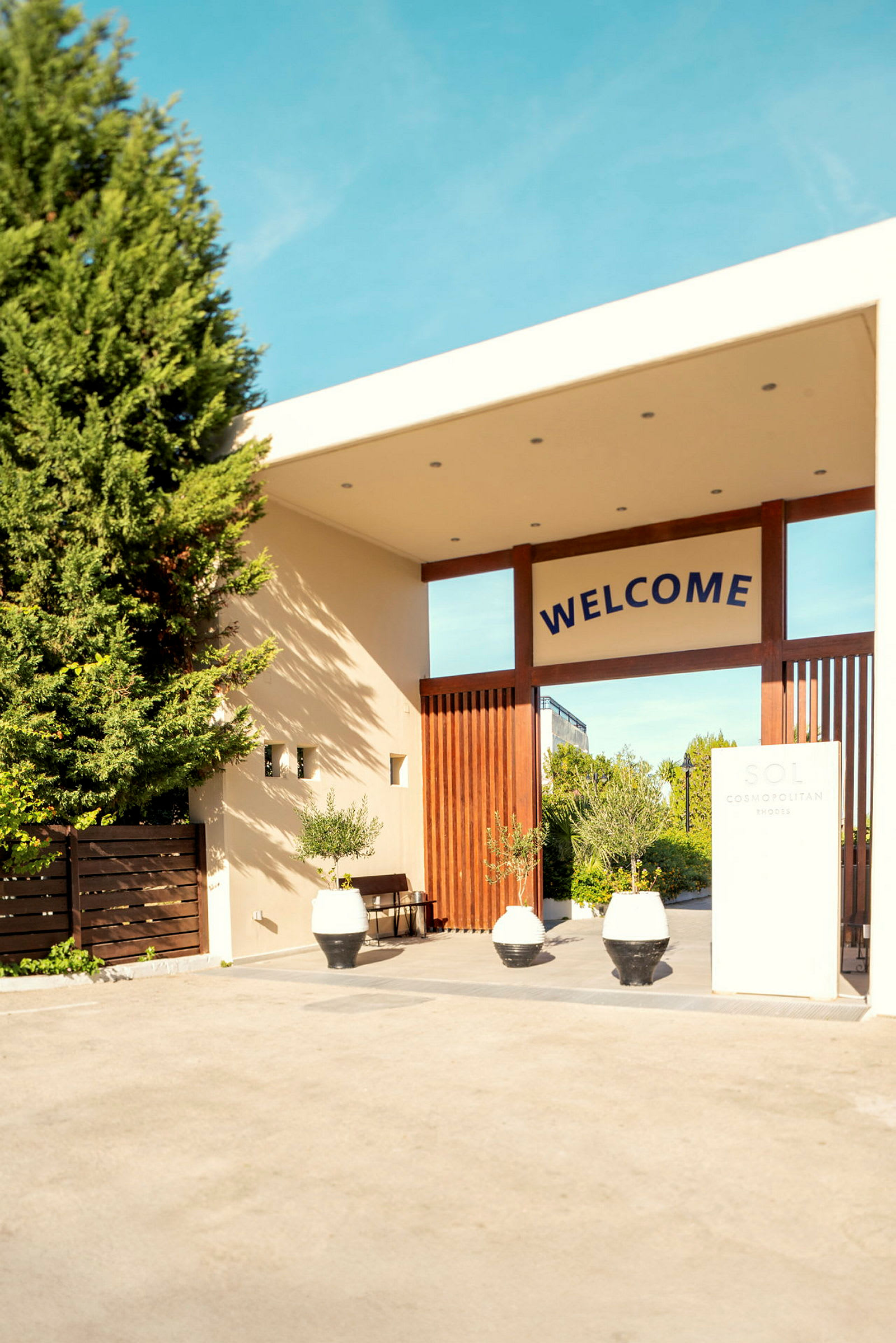 Bilde av en hotellinngang med skiltet 'Welcome'. (AI-generert tekst)