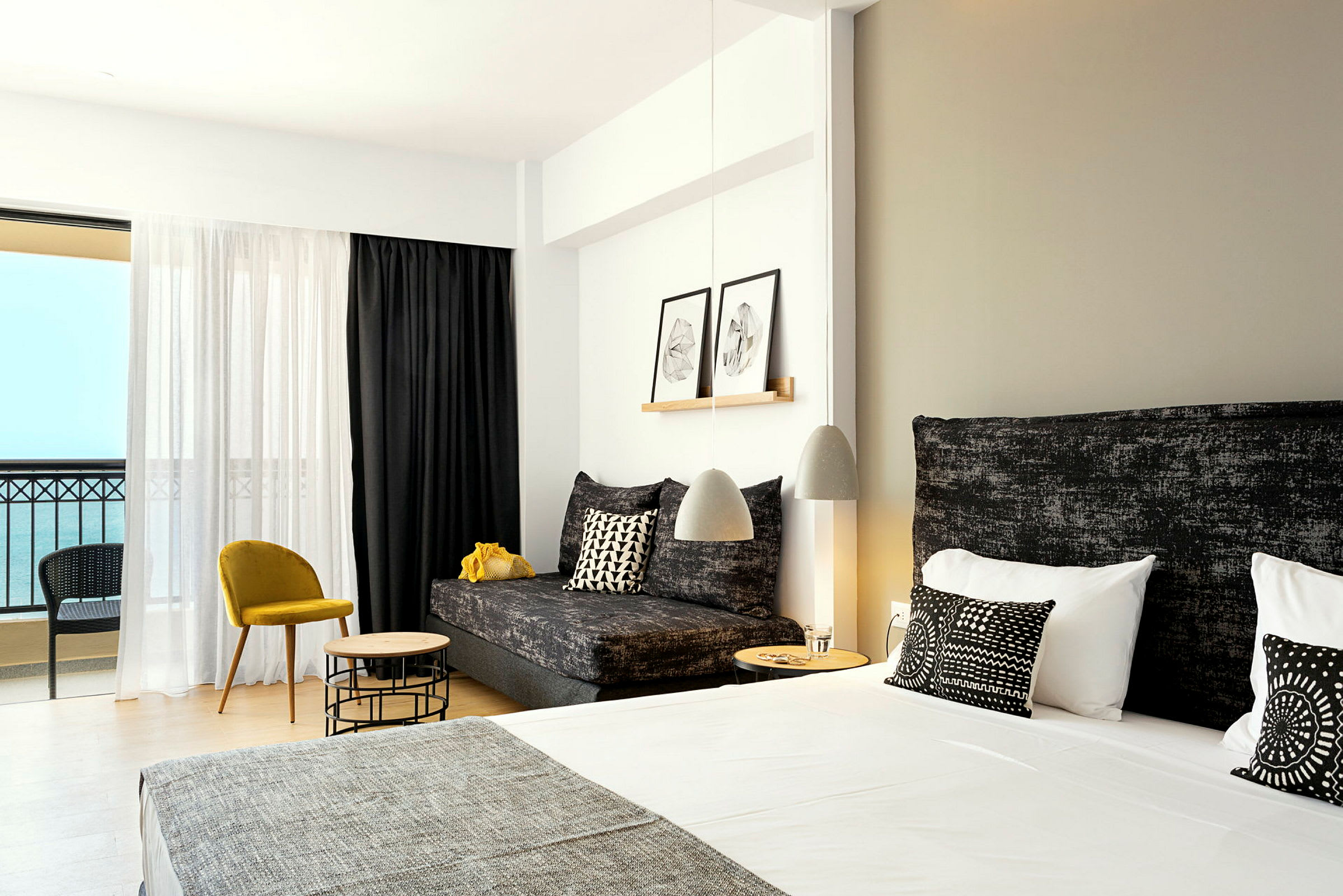Lyse og moderne hotellrom med dobbeltseng og stueinnredning. (AI-generert tekst)