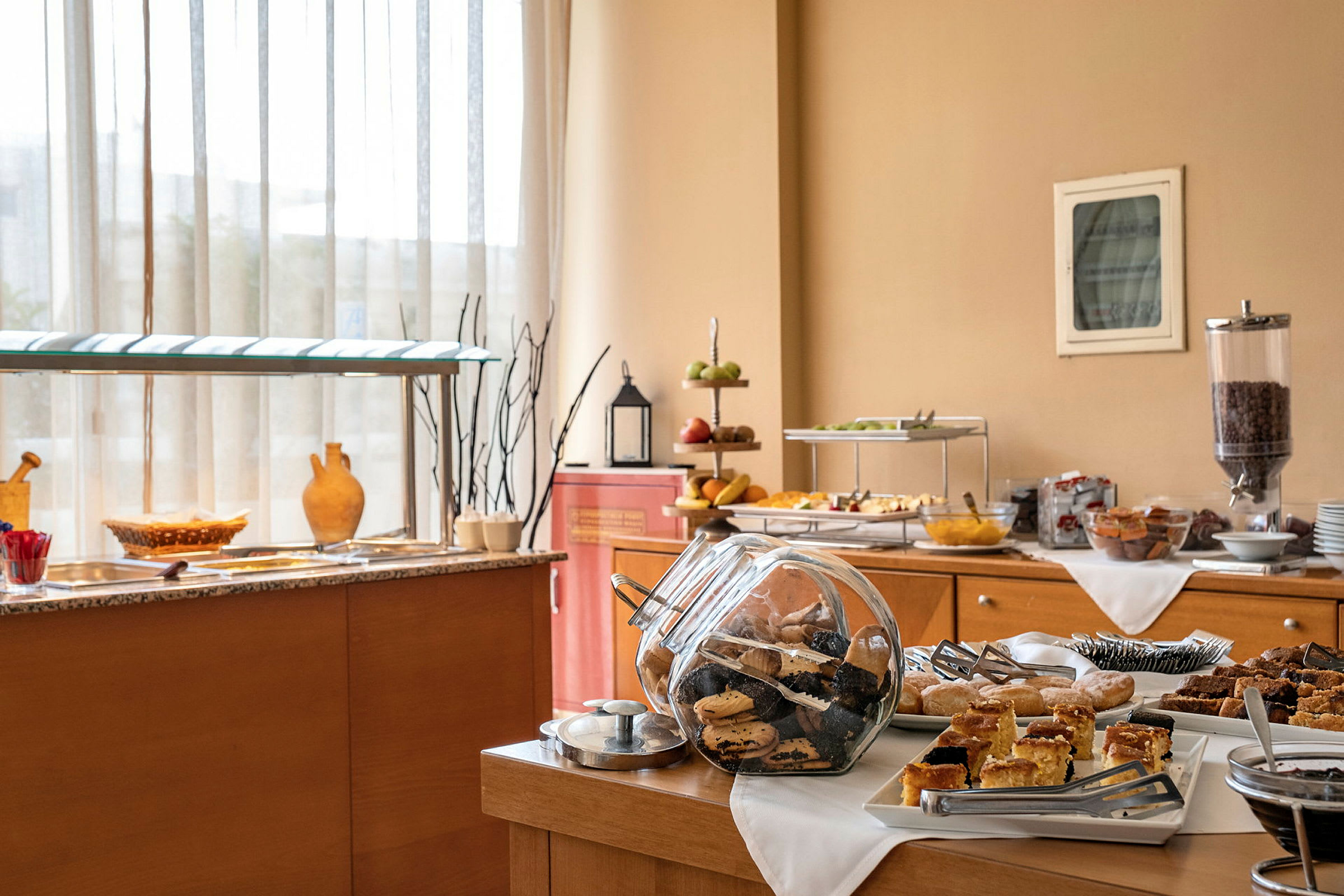 Et buffetbord med forskjellige bakverk og frokostalternativer. (AI-generert tekst)