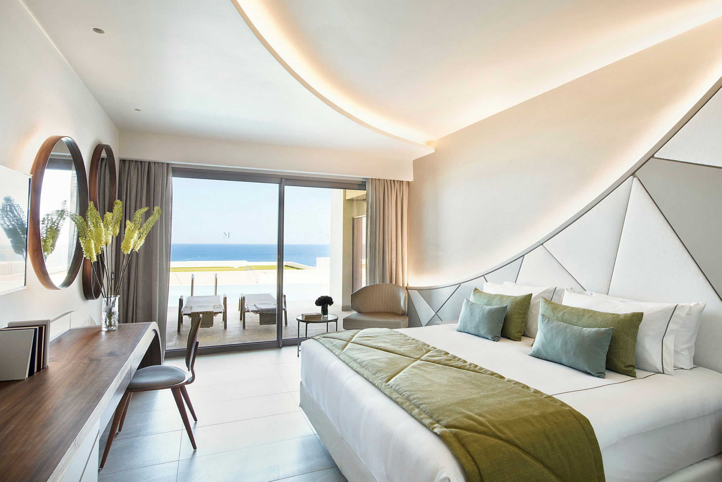Moderne hotellrom med dobbeltseng og havutsikt gjennom store vinduer. (AI-generert tekst)