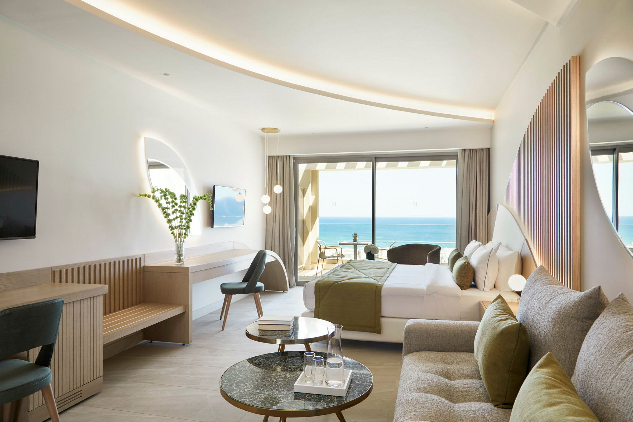 Et hotellrom med moderne innredning og utsikt mot havet. (AI-generert tekst)