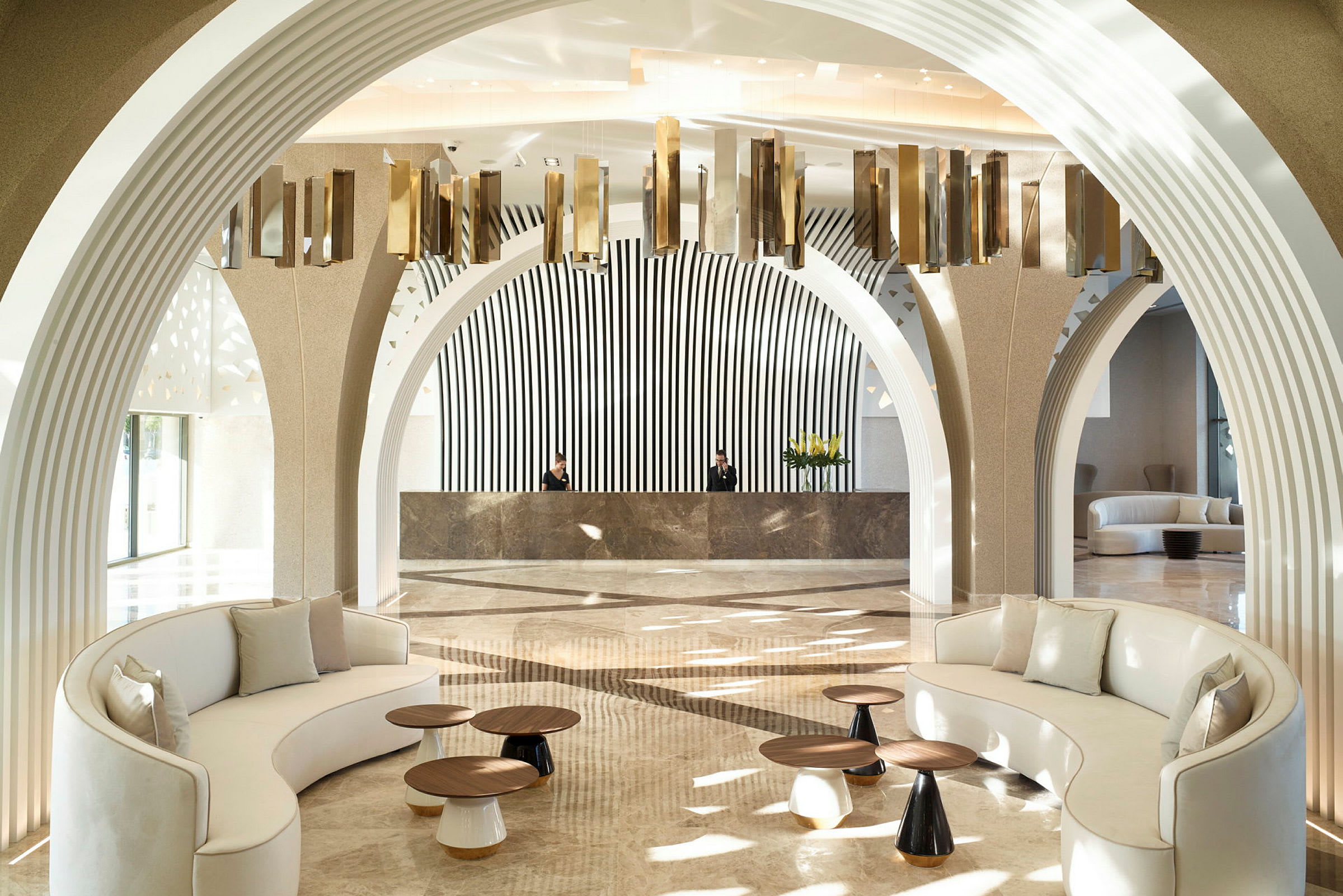 Moderne hotellresepsjon med sofaer, sofabord og dekorative arkitektoniske detaljer. (AI-generert tekst)