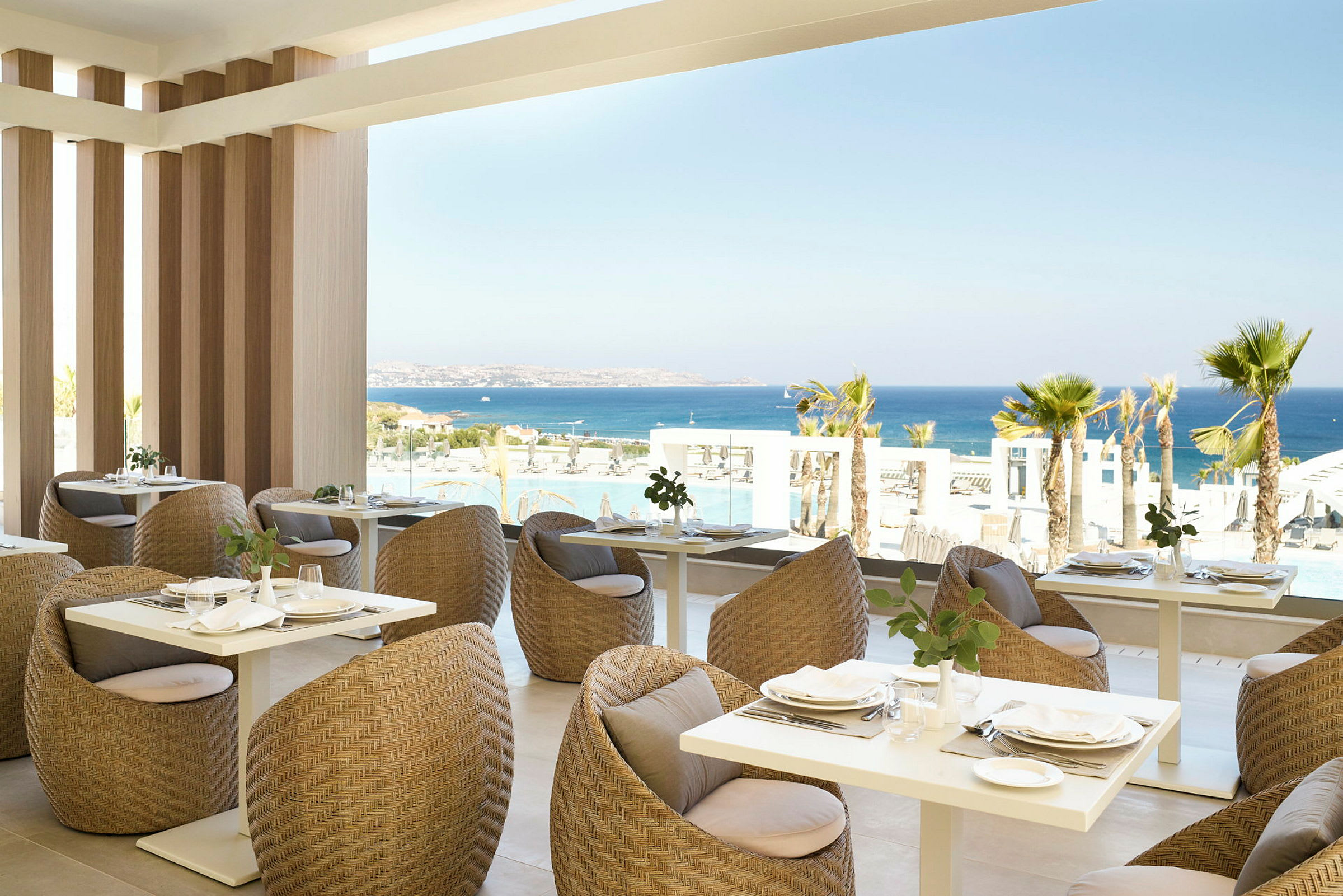 Bilde av en restaurant ved stranden med utsikt over havet. (AI-generert tekst)
