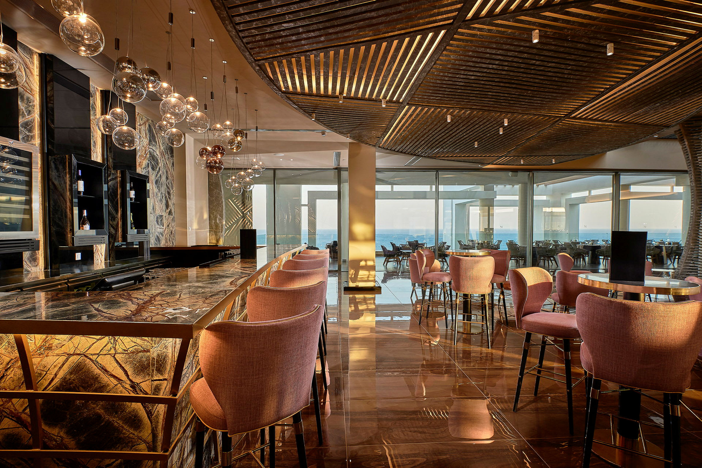 En elegant lounge med marmorbord og rosa stoler. (AI-generert tekst)