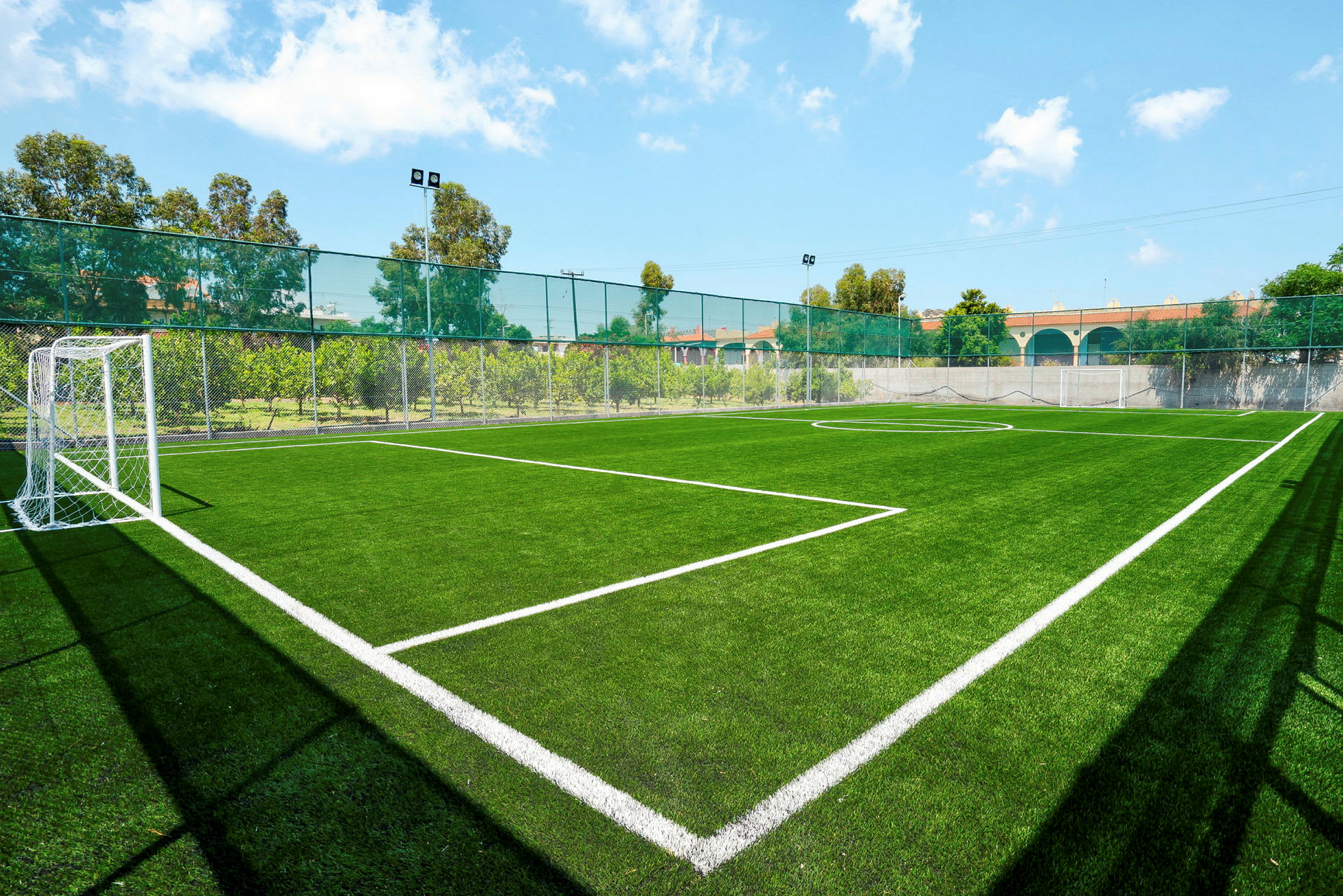 Fotballbane med gress og mål. (AI-generert tekst)
