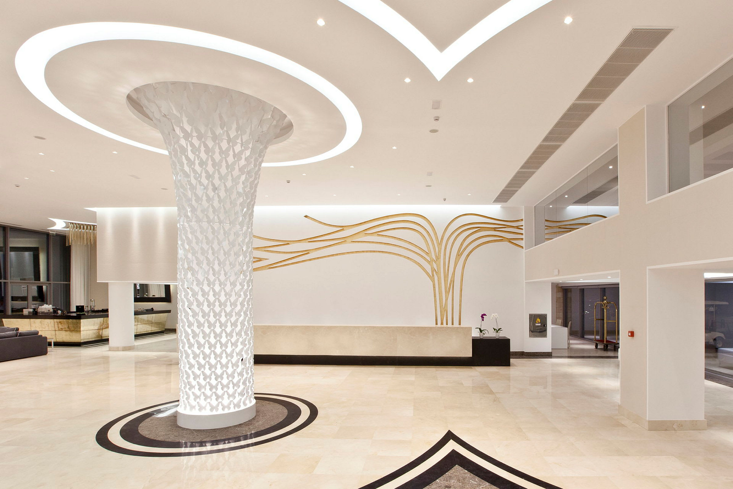 En moderne hotellobby med elegant hvit og gull dekor. (AI-generert tekst)