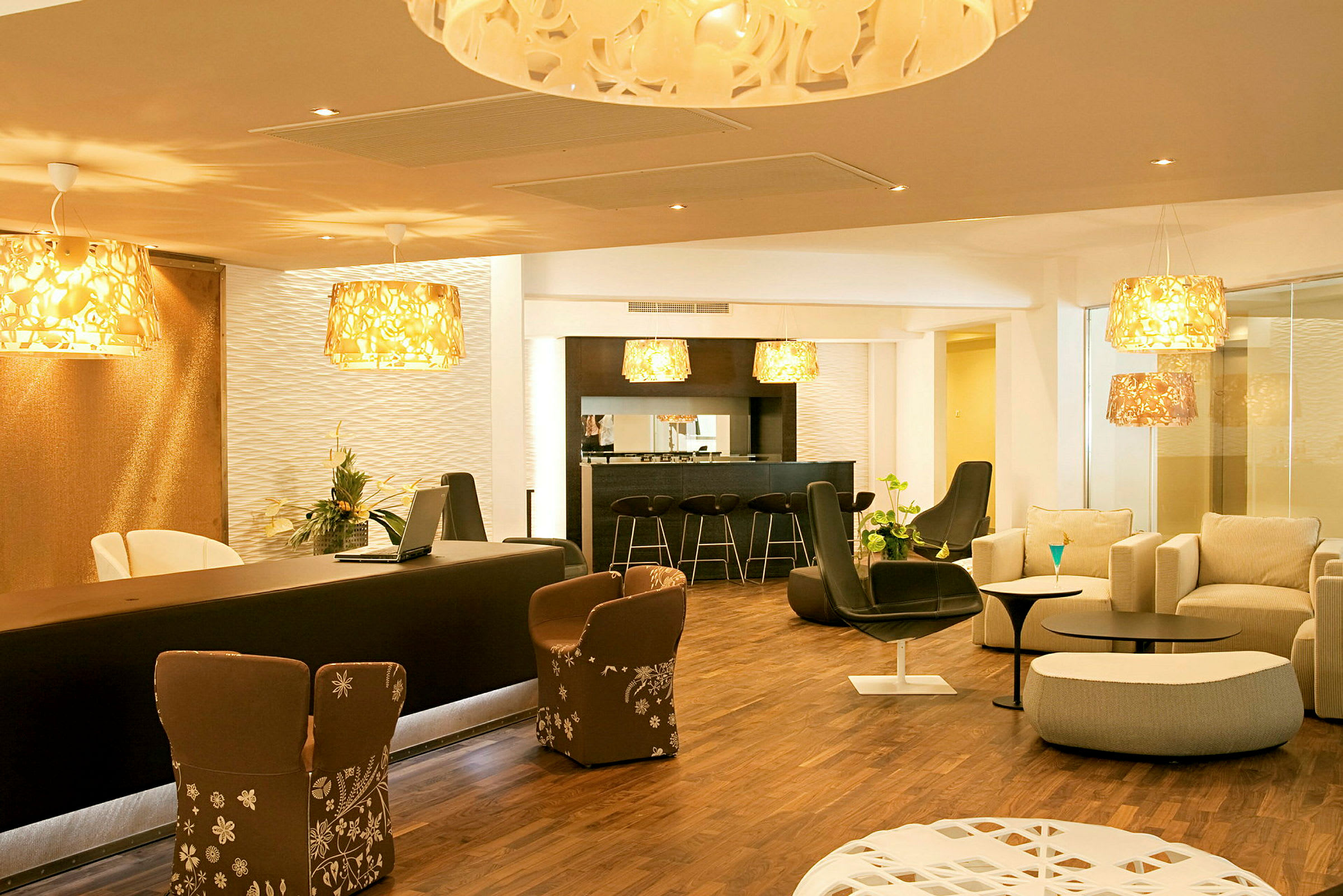 En hotellobby med sofaer, lenestoler og en resepsjon. (AI-generert tekst)