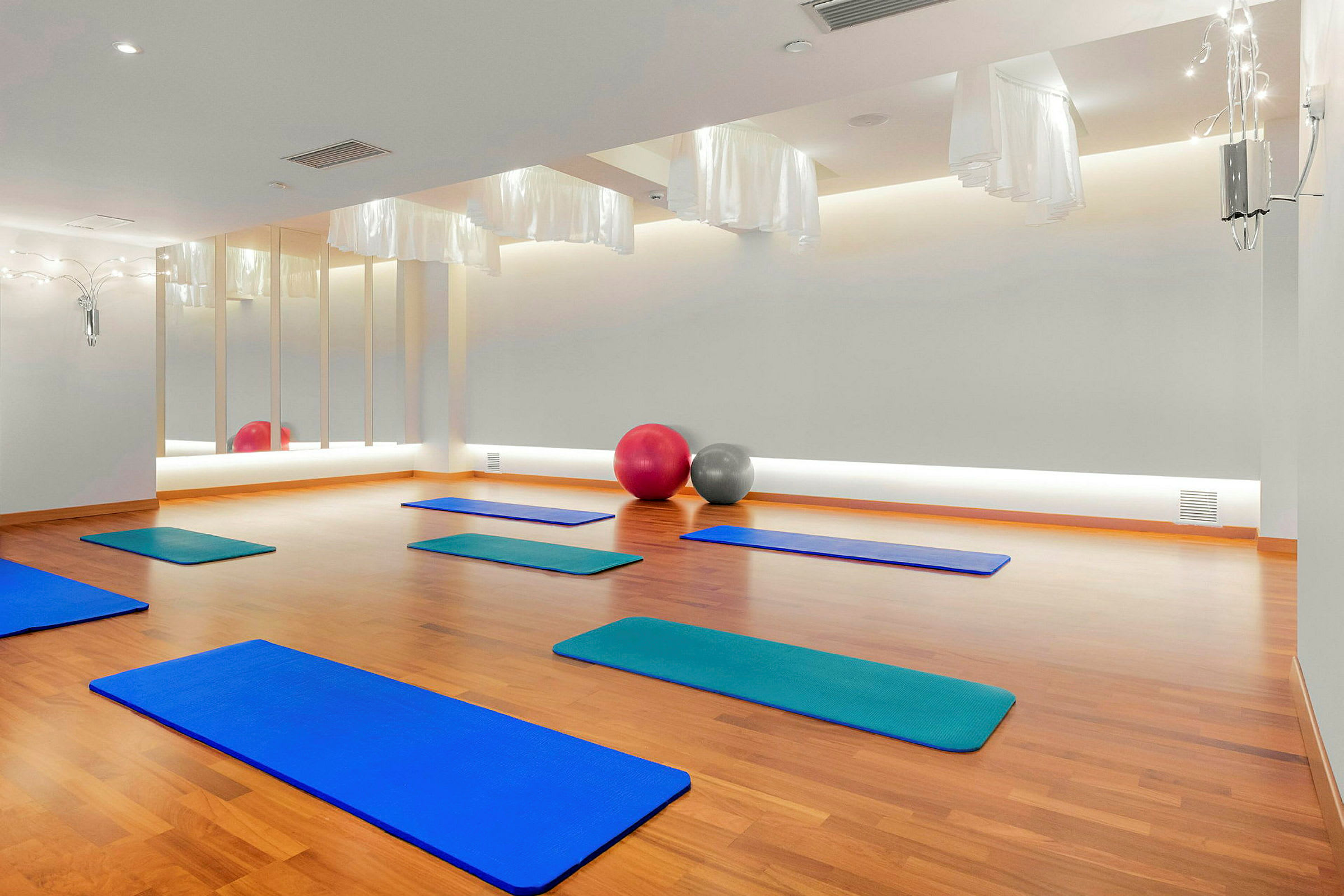 Treningsrom med yogamatter og pilatesballer. (AI-generert tekst)