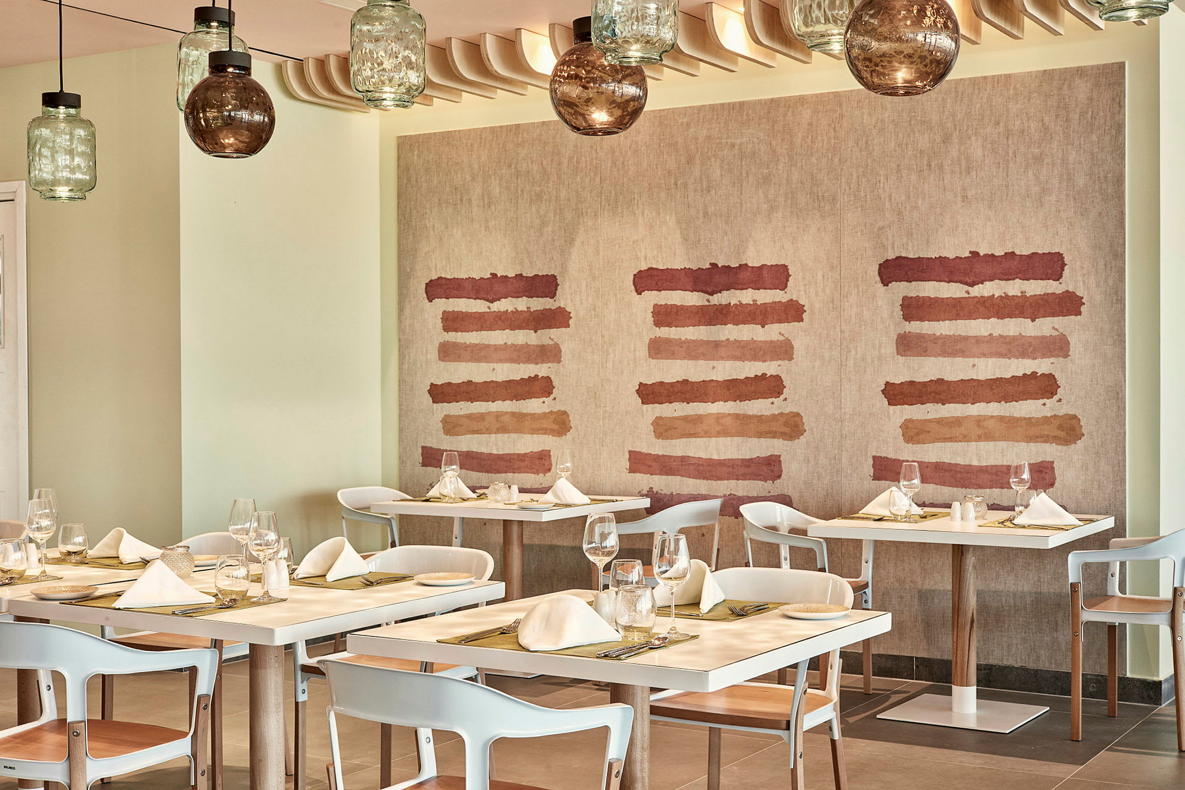 Restaurant med dekkede bord og moderne interiør. (AI-generert tekst)