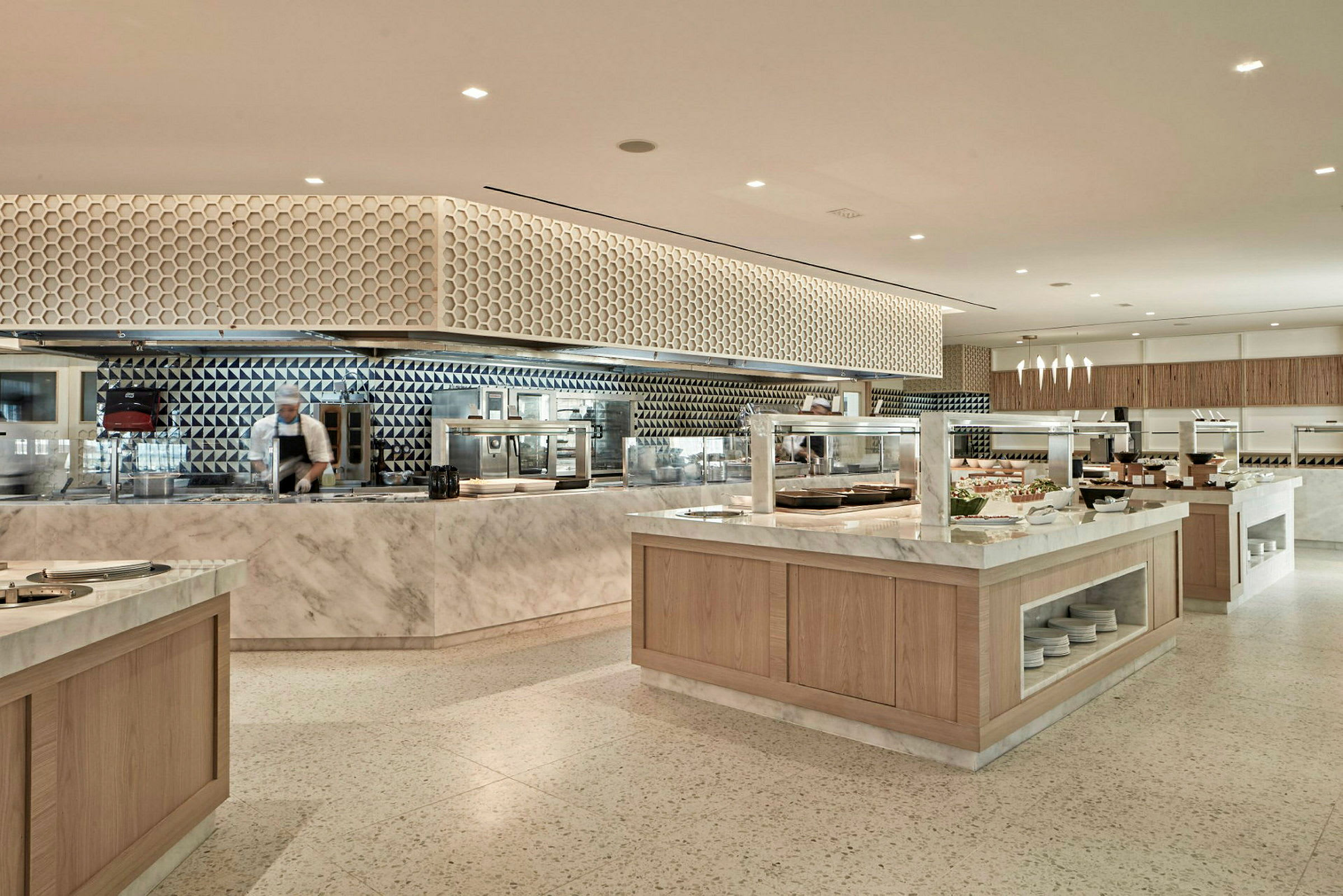 En moderne bufférestaurant med marmorbenker og geometriske veggmønstre. (AI-generert tekst)